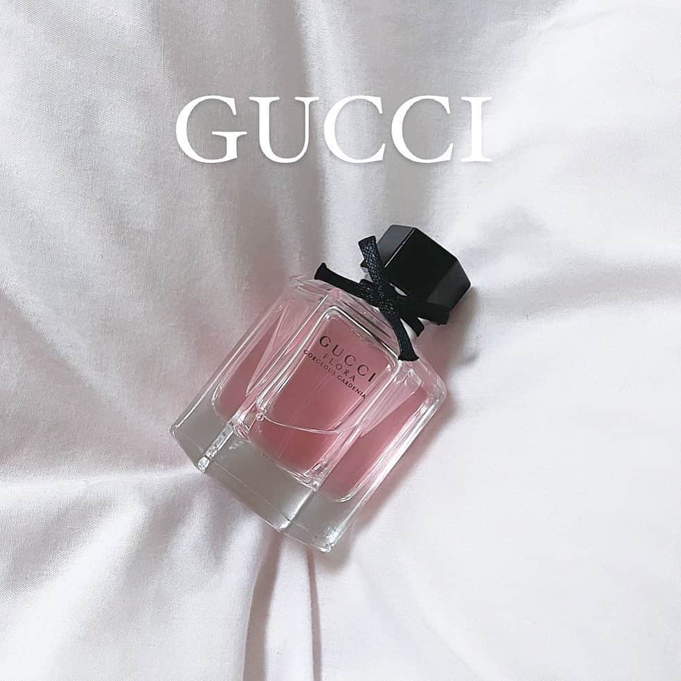 夢咲はるかのインスタグラム：「はるはるの #香水レポ 🎀  今回ご紹介するのは.....  GUCCIの 《フローラバイグッチ ガーデンゴージャスガーデニア オードトワレ》  GUCCIのフローラシリーズのピンクの香水♡  こちらは 50mlで ￥10,230 ❕  フローラシリーズというだけあって、お花の香りがします！ですが、柔軟剤のようなふんわりした香りではなく、香水特有のしっかり香る！というようなお花の香りです🌷トワレなのにとても香り持ちが良く感じました◎ 1番小さいサイズで50mlなので他のブランドよりもサイズ展開が少ないです！持ち運びよりはお家用に向いています✨  #gucci #gucci香水 #グッチフローラシリーズ #グッチ #香水 #香水コレクション #香水好きな人と繋がりたい #はるはるの香水レポ」