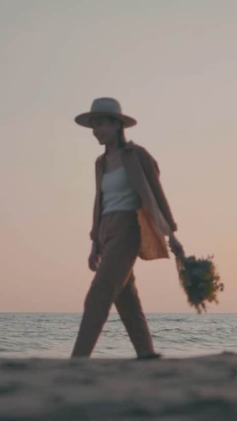 馬詰まほのインスタグラム：「「着心地の良い」素敵な装いは、ありのままでいられる「居心地の良さ」を与えてくれる。気負わない、けれど上質なカジュアルに身を任せれば一瞬一瞬がわたしらしく色付く。  Limは親しみやすいカジュアルをベースにしながらお洒落心を満たしてくれるディテールで洗脳の佇まいへと導くアイテムを提案します。居心地が良い、けれどきちんと様になる。 そんなバランスが一番わたしらしい☺︎  Director by @mahorin.1993  Movie @kenta_kawana  Photo @gen__g2n  Hair & make @naoki_imajo   Special thanks🌼🌿✨」