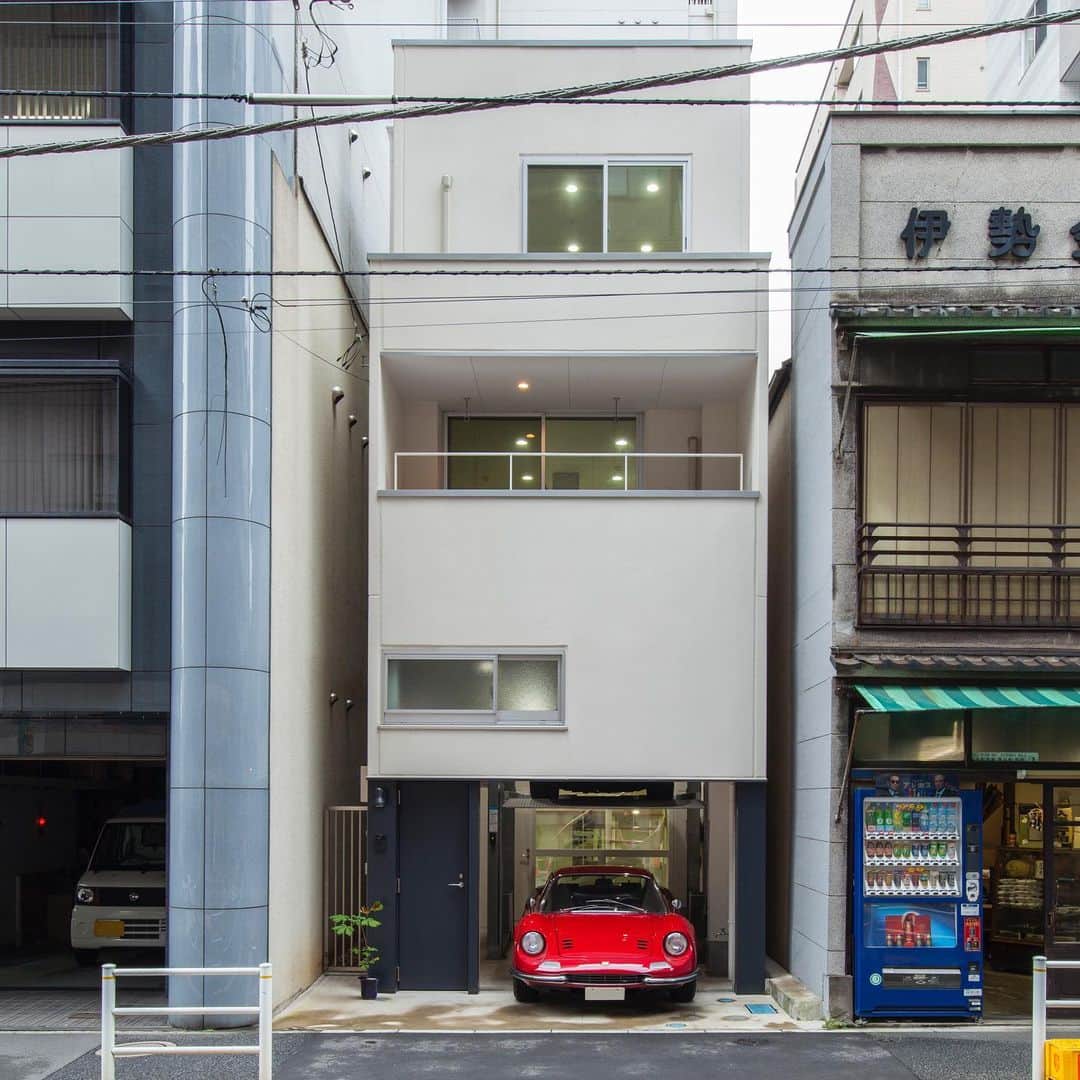ザウス住宅プロデュースのインスタグラム：「…都心に建つリフトがある狭小ガレージハウス：東京    設計：濱里豊和建築事務所 撮影：アトリエ・フロール株式会社    #garagehouse#garage#car #corolla#levin#ディーノ#246gt #home#architecture#design#zaus #濱里豊和 #ザウス#ガレージハウス#建築#建築家との家づくり#暮らしを楽しむ」