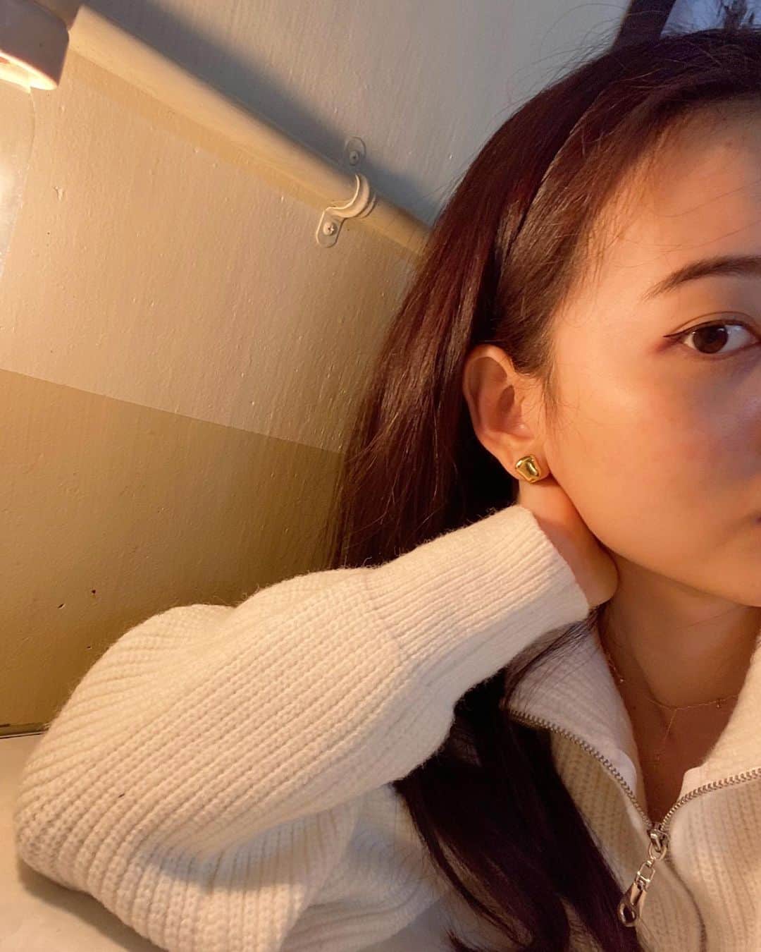 青山舞莉のインスタグラム：「最近はeyelinerとeyebrowsだけで過ごしてる🤍 キムチと　@ena_1218 のアクセしかかたん！　  #ミーの毎日」