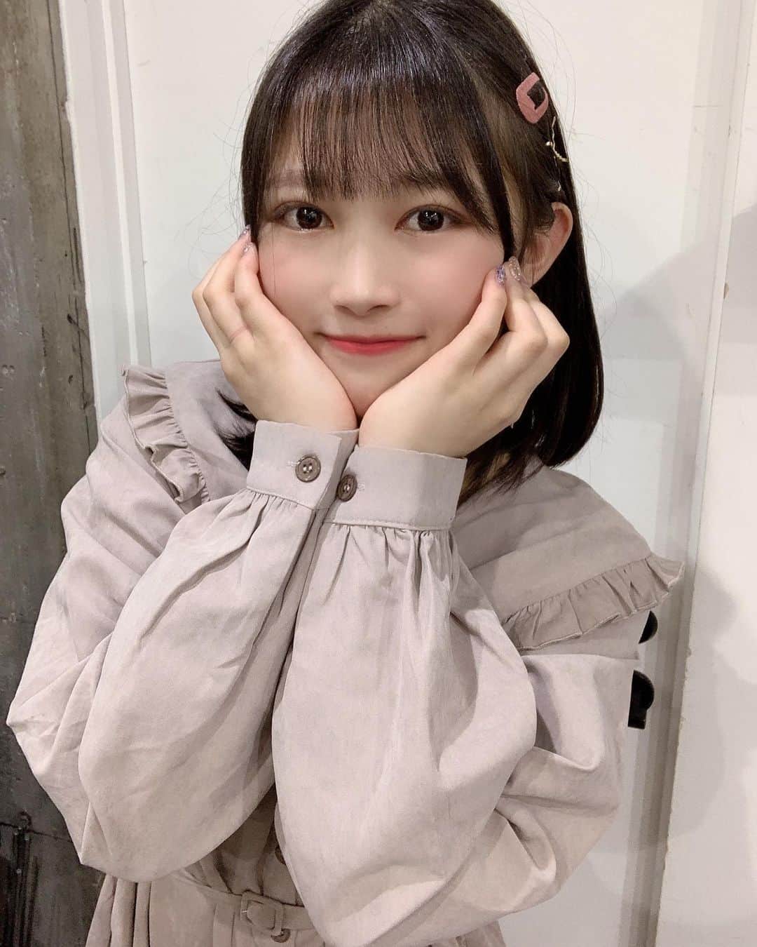 望月ひかりのインスタグラム：「チョコ貰えなかった？それとも貰ったけどelsyからのチョコが欲しい？そんな君に！25日の単独公演でelsyからオリジナルチロルチョコ🍫💓あげちゃいます！！！ 予約始まってるよ〜！来てね💓  このワンピースね、Tシャツサイン会の帰りに、ラフォーレ原宿の#merryjenny で買ったの〜🥰♪♪♪  #アイドル #地下アイドル #私服 #ワンピース #ootd #fasshion #冬服 #かわいい #可愛い #ガーリー #ガーリーコーデ #デート #おしゃれさんと繋がりたい #お洒落さんと繋がりたい #ヘアピン #清楚系女子 #followforfollowback #fff #乃木坂46 #日向坂46 #イコラブ #乃木坂46好きな人と繋がりたい #f4f #女の子 #量産型 #彼女感 #自撮り #likeforfollow #instagood」