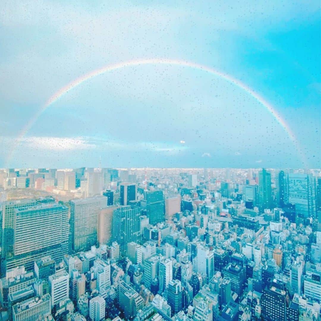 滝川クリステルさんのインスタグラム写真 - (滝川クリステルInstagram)「今日の虹🌈　 こんなに円が全て見られたのはいつ以来だろう？ しかもダブルレインボー🌈🌈 Happy dayでした😊　 みなさんにもおそすわけ💕癒しになりますように、心を込めて。 #雨上がり #明るい気分に」2月15日 20時36分 - christeltakigawa