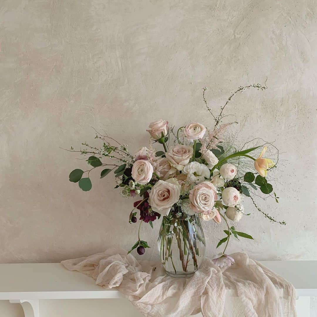 플로리스트 이주연 florist Lee Ju Yeonさんのインスタグラム写真 - (플로리스트 이주연 florist Lee Ju YeonInstagram)「. . 그녀처럼 우아한 vase arrangement 🤍 @d.novella_flower 🙆🏻‍♀️ . #화병꽂이 #vasearrangement  . 订花 WeChat ID vaness_flower 페이팔 결제 가능  클래스상시모집 당일꽃주문가능 . #수업문의 #주문예약 #lesson #Order  Katalk ID vaness52 WeChat ID vaness_flower E-mail vanessflower@naver.com . 서초구 양재천로 123 5층 📞02-545-6813 . #vanessflower #florist #flowershop #handtied #flowerlesson #花束 #바네스플라워 #플로리스트 #꽃다발 #부케 #플로리스트학원 #플라워레슨 #양재동꽃집 #양재역꽃집 #꽃다발주문 #꽃수업 #꽃주문  #대관 #공간대여 #스튜디오대관 #자연광스튜디오 #자연광스튜디오대관 #스튜디오」2月15日 20時36分 - vanessflower