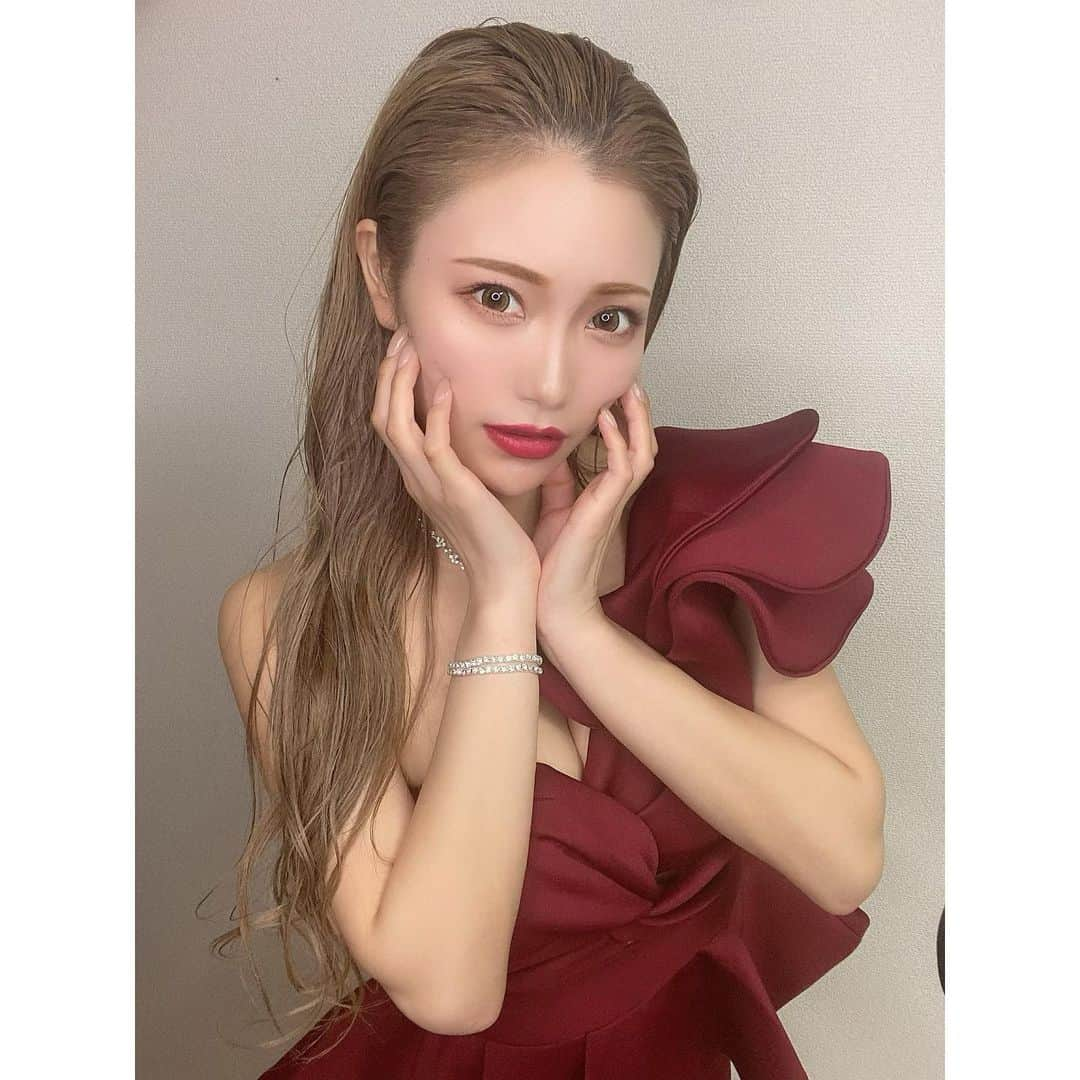 きゃんさんのインスタグラム写真 - (きゃんInstagram)「🌹 ・ ・ 昨日はバレンタインイベントでドレスコード👗💫⭐︎ ボルドーのバラみたいなドレスに髪型はオールバックのウェットヘアにしてもろた🥰 ドレスとか滅多に着る機会ないからテンションあがったぁ💓 みなさんは素敵なバレンタインを過ごせましたか？💭 ・ ・ 最近暖かくなってきた🌸 今年も石垣島潜りに行きたいなぁ😌✨ ・ ・ #バレンタイン #ドレスコード #ボルドー #バラ #オールバック #ウェットヘア #きゃんわーるど🌎」2月15日 20時36分 - kyan0929