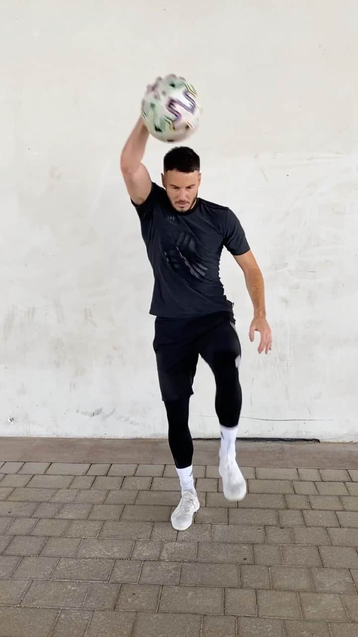 のインスタグラム：「Harder than it looks 😅」