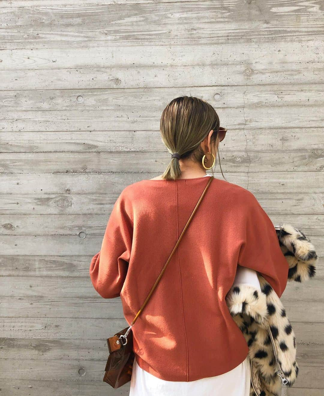 EMILY/BLUEさんのインスタグラム写真 - (EMILY/BLUEInstagram)「昨日の母ちゃん🍊 珍しくキレイ色の大人っぽいオレンジニットで。 しかもこのニット、サステナ素材なんです☺️ 人にも環境にも優しいアイテムを着ていると、いつもと違ってさらに穏やかな気持ちに♡ @bananarepublic_jp はいち早くサステナブルを推進したブランドのひとつ。 このニットはシルエットも好みだし着心地も良かったな♡ あーポカポカ日和で気持ち良い日曜日でした☺️ #バナリパ #itsbanana #バナナリパブリック #サステナブル#BetterRepublic #大人コーデ #大人カジュアル #ニットコーデ #fashion #ootd #outfit #コーディネート #ファッション #ママファッション #ママコーデ #カジュアルコーデ #ボブヘア #赤ちゃんのいる生活 #男の子ママ #女の子ママ #子供のいる暮らし #ブリーチヘア」2月15日 20時38分 - emilybluejewelry0220