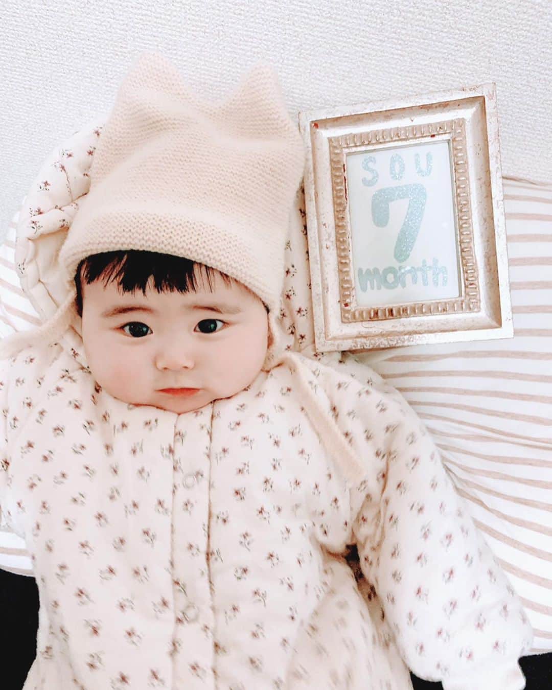 白澤美佳さんのインスタグラム写真 - (白澤美佳Instagram)「👶👶👶 2021.02.09 7month 🤱 ・ ハイハイとお座りが出来る様になりました。 ・ 日々成長していく息子の姿 しっかりと目に焼き付けておこう💫 ・ ・ ・ ・ #baby  #babyboy  #👶　 #生後7ヶ月 #ハイハイ #お座り #息子の成長 #記念撮影 #想君 #新米ママ #子育て #memoryphoto」2月15日 20時48分 - mikashirasawa