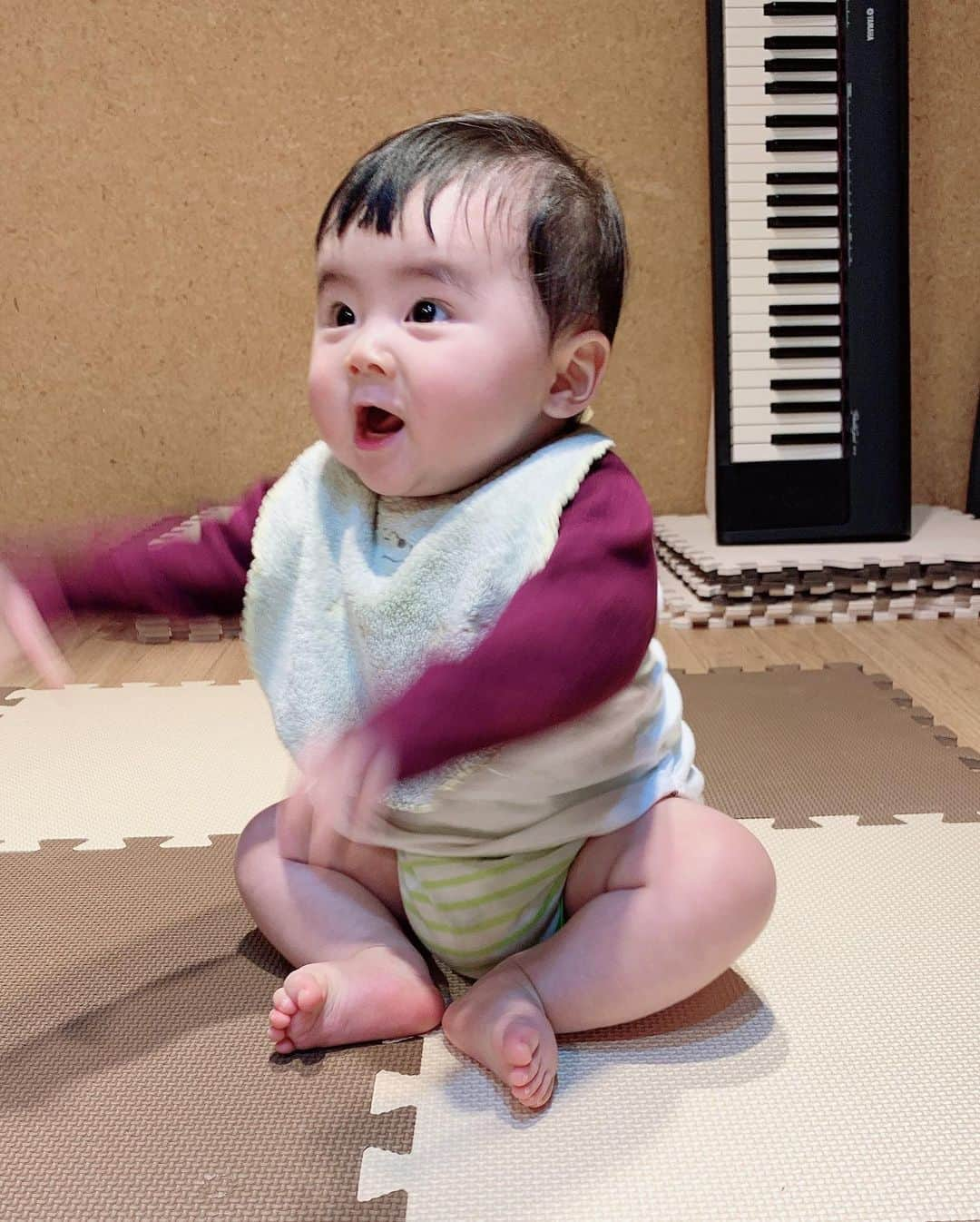 白澤美佳さんのインスタグラム写真 - (白澤美佳Instagram)「👶👶👶 2021.02.09 7month 🤱 ・ ハイハイとお座りが出来る様になりました。 ・ 日々成長していく息子の姿 しっかりと目に焼き付けておこう💫 ・ ・ ・ ・ #baby  #babyboy  #👶　 #生後7ヶ月 #ハイハイ #お座り #息子の成長 #記念撮影 #想君 #新米ママ #子育て #memoryphoto」2月15日 20時48分 - mikashirasawa