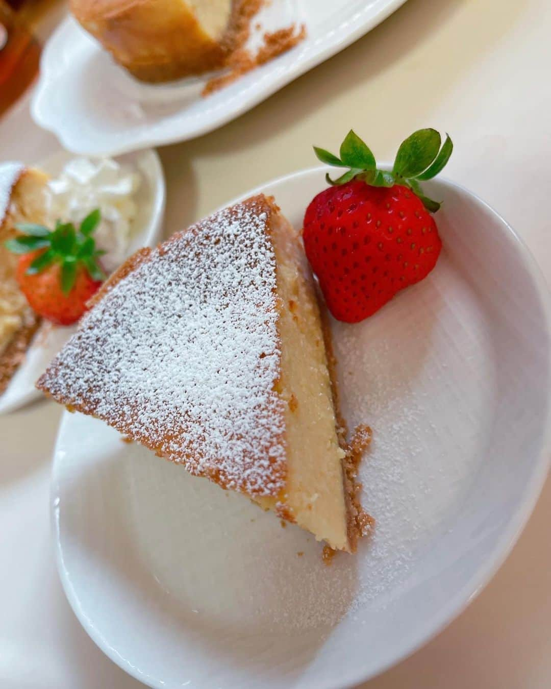 平林あずみのインスタグラム：「❤︎ 💗ValentineDay🍫💗 きのうのバレンタインはチーズケーキを作ったよ✨ ご飯は、ビーフシチューとグラタン👩🏻‍🍳⭐️ お家にあった高そうな赤ワインを使わせてもらいビーフシチュー作りました😋笑 お肉とっても柔らかくホロホロに出来て自分でも大満足♡ あんまりビーフシチュー食べる事なかったけど、ビーフシチューもいいね(´˘`＊)✨ * #valentine #valentineday #バレンタイン #バレンタイン手作り #バレンタインディナー #チーズケーキ #ベイクドチーズケーキ #ビーフシチュー #グラタン #料理 #料理上手になりたい #料理好き #お菓子作り #お菓子作り大好き #没頭できる時間 #お家ご飯 #お家時間」