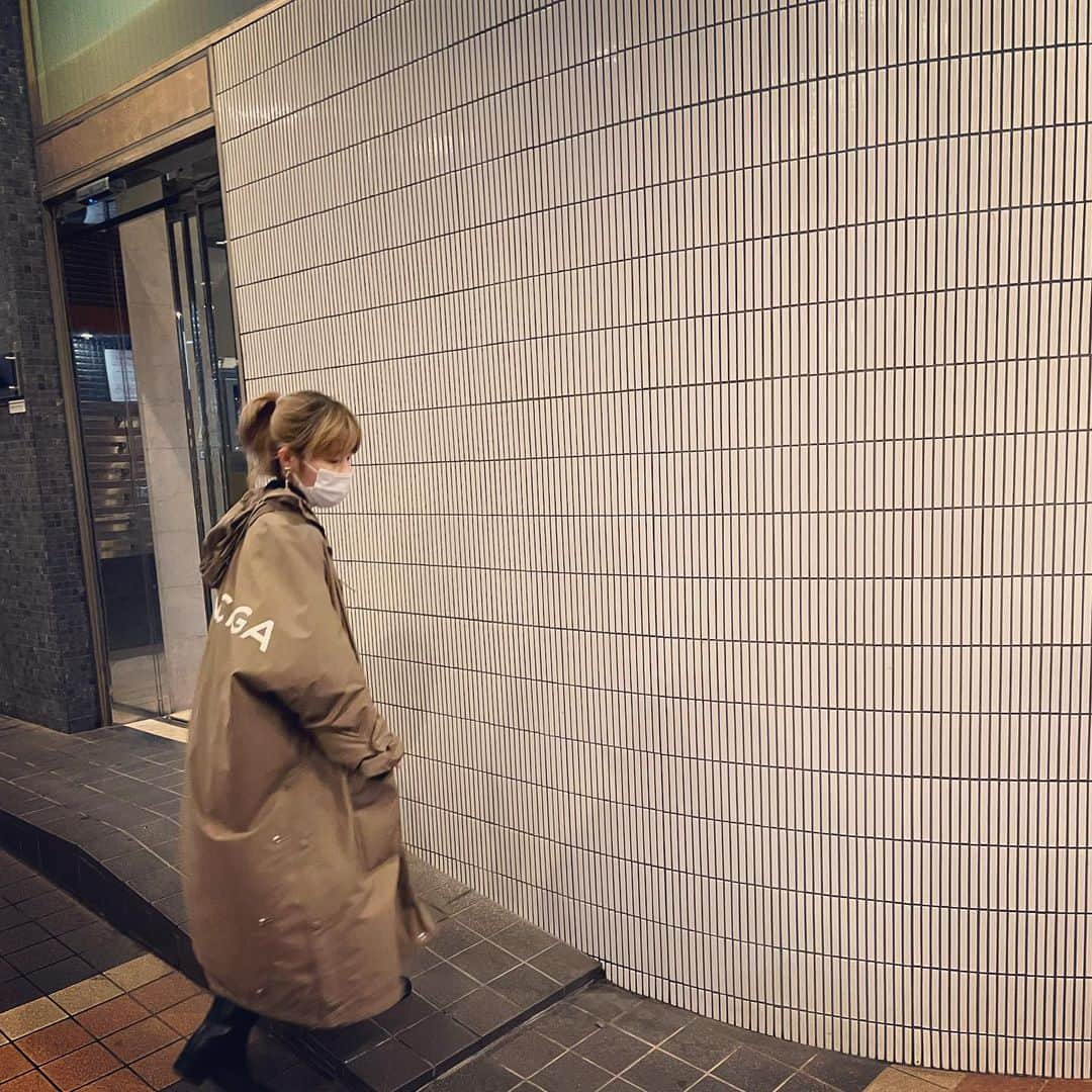 SHOCOさんのインスタグラム写真 - (SHOCOInstagram)「雨の日でもこのコートにレインブーツ履いてれば最強です。後ろから、横からのラインもかわいくて前を開けて空気を含んだシルエットもかわいい！数年前に買ったけど完全に元とった🎉レインコート1枚持ってると雨の日のコーディネートが楽になるのでおすすめ！#雨の日コーデ#今日のコーデ #レインコート#raincoat #cordinate  #balenciaga」2月15日 20時40分 - kozasho