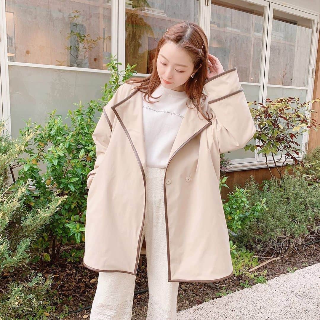 Vannie Officialのインスタグラム：「【パイピングショートトレンチコート】¥4,900+tax      VANNIEっぽさ満点のトレンドアウター♡      《styling》  冬に人気のアウターが春ver.になり登場♪  ショート丈なのでロング丈のスカートやボリュームワンピース、ワイドパンツなどどんなボトムスでもすっきりまとまります。  今年らしい配色パイピングは羽織るだけでたちまちトレンドルックに…♡  付属のウエストリボンは一巻きで大人っぽく、リボンで可愛らしくと雰囲気を変えて着られちゃいます◎      《detail》  大きめの襟がVANNIEっぽく、1番の可愛いポイント♡  ボリュームtopsも楽々着られる大きめのアームホールと、抜け感のあるオーバーサイズが魅力的◎  フロントはダブルのスナップボタンになっており、リボンなしでカジュアルにも着られます。      《fabric》  張り感がある素材で少し光沢感も有り◎      ※詳しいお手入れ方法は商品タグをご参照ください。      #vannie_u#ヴァニーユー #ZOZOでしか買えない⠀⠀    お問い合わせはDMまでご連絡ください☺︎」