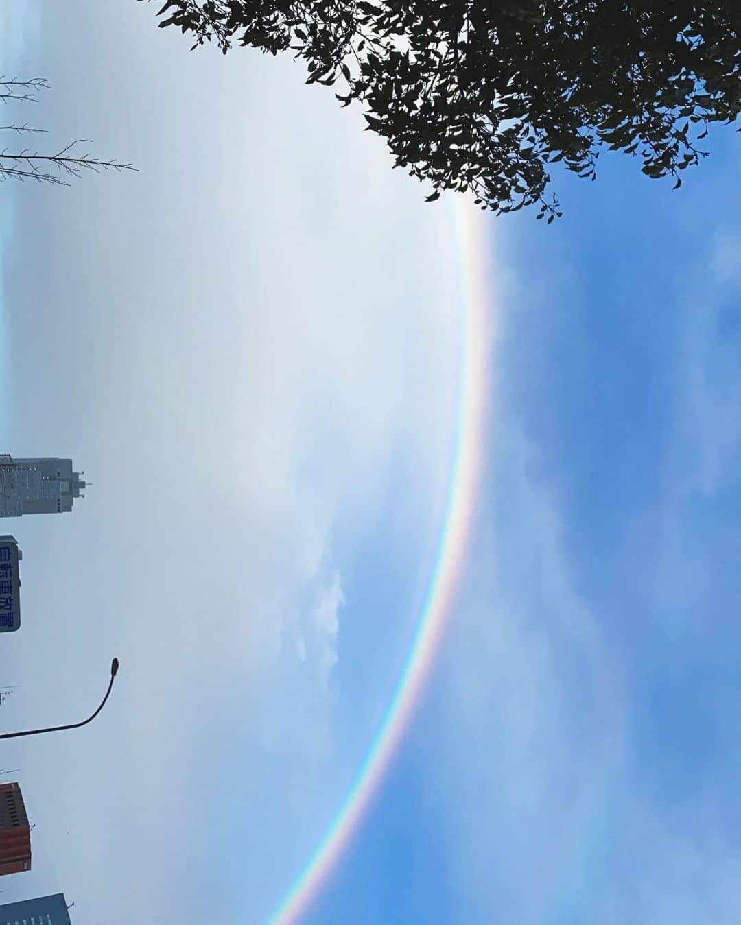渥美友里恵さんのインスタグラム写真 - (渥美友里恵Instagram)「. よく見たらダブルレインボー！ こんな大きな虹は人生初かもしれない🤭嬉  みんな虹を見上げてて平和な空間でありました #いい日」2月15日 20時41分 - yurie_atsumi_