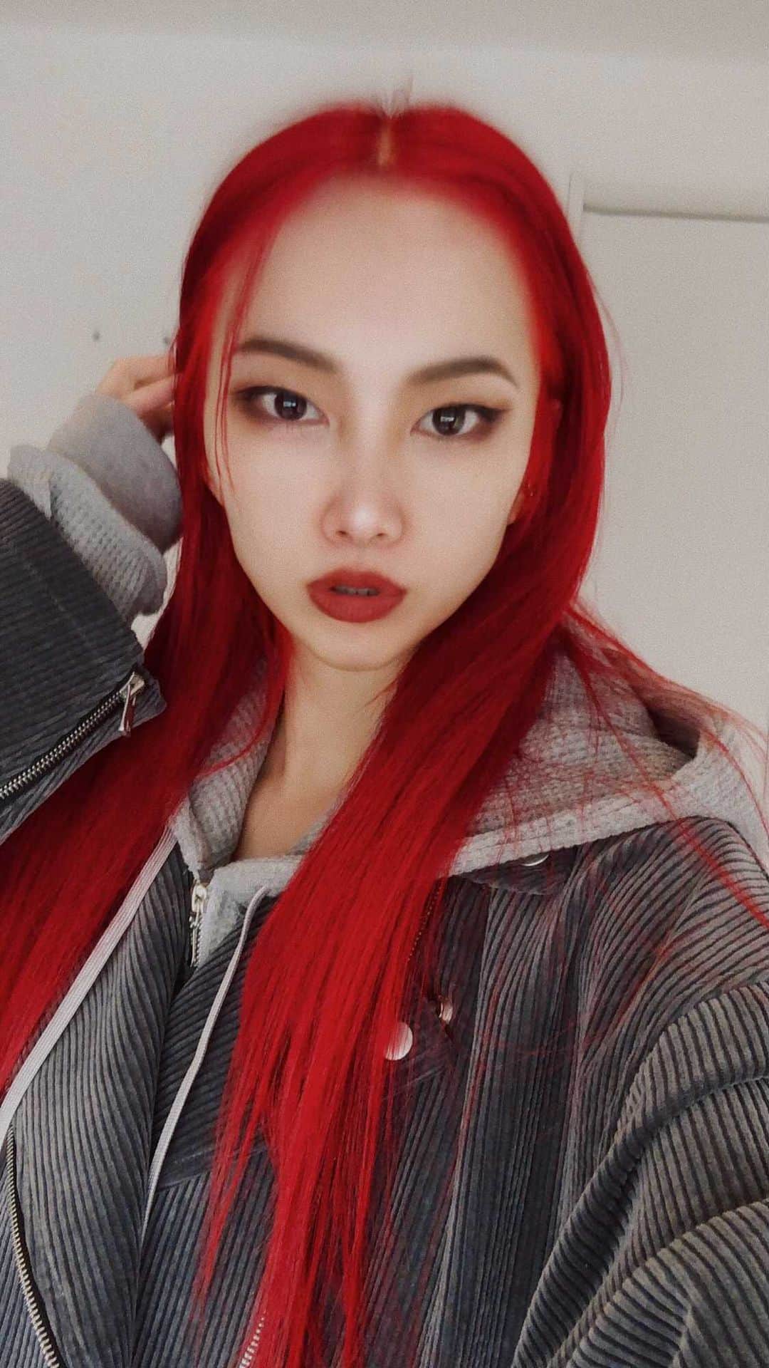 si ouxのインスタグラム：「アラフォーがアプリで狐目チャイボーグ加工を施す動画  使用アプリ: @camera360_official   #チャイボーグ #中国メイク #camera360 #加工画像 #加工画」