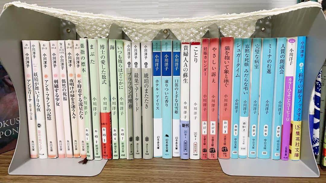 春瀬なつみのインスタグラム：「こんばんは。 小川洋子さんが大好きで、 コツコツ読んでいたらだいぶ揃ってきたので、本棚の区画に綺麗に収まらなくなり、専用の場所をこしらえてお引っ越ししました。 . 本が綺麗にずらーーっと並んでいる空間が好きなので、自分のルールで並べて、たまに眺めてはニヤニヤしています。 本が増えてきたので、今は宮部みゆきさんが区画に綺麗に収まらなくなりそうなのが悩みです。 . #本棚  #本好き  #読書  #小川洋子 さん #コレクション」