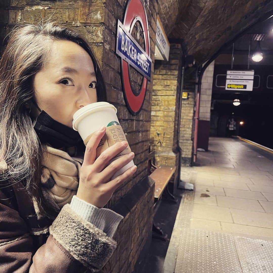 のインスタグラム：「BAKER STREET の駅も人がたくさんいた時は こんな美しさに気づかずただ人混みに流されてたな🙄  そんな贅沢に浸りながらも、 やっぱり人が居ないと寂しいね😢😢  ロンドン最初に移動してきた時は この駅の近くに住んでたの😊  ヴィンテージとか古い街が大好きな私は ロンドンの古い街並みがとっても落ち着く場所だった🕵🏻‍♀️  だけど、、 築年数が古い家が多いからトラブルは日常茶飯事！  水漏れ、ボイラー故障やらいろいろ🙀  日本は全てが便利すぎるもんね。 そしてトラブルも即対応してくれる👍🏻  他の国、地域に行ったらそこに慣れる事が大事。 文句は言わない。  だって好きでそこに居るんだもん🥰  #london🇬🇧  #ロンドン留学 #イギリス生活  #bakerstreetstation  #ロンドンロックダウン」