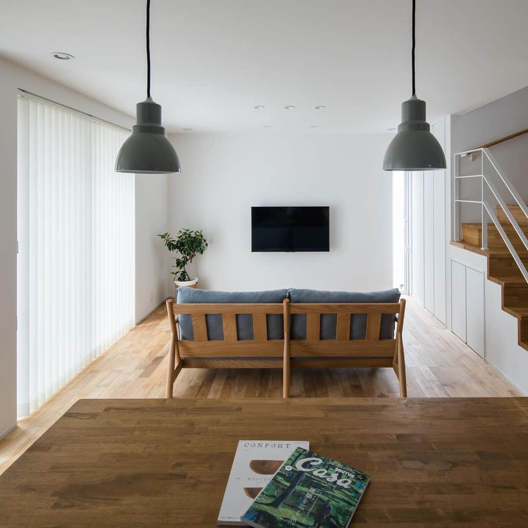 ルポハウス一級建築士事務所さんのインスタグラム写真 - (ルポハウス一級建築士事務所Instagram)「・ ・ ・ お気に入りのソファに座って木の温もりを感じられるリビング。 ・ テレビを消して、スリット窓からこぼれる光を感じながら、贅沢な時間を過ごします。 ・ ・ ・ 𓐌𓐌𓐌𓐌𓐌𓐌𓐌𓐌𓐌𓐌𓐌𓐌𓐌𓐌𓐌𓐌𓐌𓐌  ルポハウスの施工事例はこちらまで☞ @reposhouse  𓐌𓐌𓐌𓐌𓐌𓐌𓐌𓐌𓐌𓐌𓐌𓐌𓐌𓐌𓐌𓐌𓐌𓐌 #ルポハウス は#ちょっとかっこいい家 を"友人のために" という思いでつくっています。 一生に一度の#マイホーム。 「あなたにしかできない」×「ルポハウスだからできる」で、 私たちだけの#家づくり を思いっきり楽しんでみませんか？！ ・ ・ ・ #住宅 #注文住宅 #新築一戸建て #デザイナーズ住宅  #一級建築士事務所 #設計事務所  #滋賀県大津市 #滋賀県草津市 #滋賀県栗東市  #滋賀県近江八幡市 #無垢フローリング #ナラ床材 #リビングインテリア #スリット窓 #インテリアグリーンのある暮らし #壁掛けテレビ #ひな壇階段 #雛壇階段」2月15日 20時57分 - reposhouse