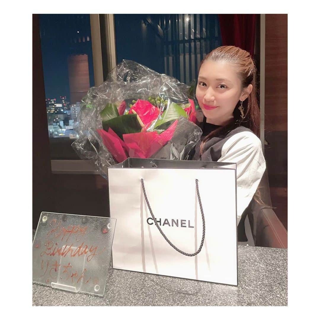 愛聖りさのインスタグラム：「.  ゆっぴちゃんが今年もお誕生日のお祝いを﻿ してくれましたああああ🥰고마워〜🙏❤️﻿ .﻿ 夜景の見える🌃おしゃれディナー🍽﻿ 最高に美味しかった🤤🤤🤤﻿ 焼肉は慣れないながらも一生懸命﻿ 焼いてくれてて可愛かった😂笑笑﻿ .﻿ プレゼントも高級なもの頂いてしまった〜😳﻿ しかもゆぴちゃんママからも素敵な花束が💐﻿ 本当に本当にありがとうございます😭✨﻿ .﻿ 28歳のアイセーヌもよろしくね👯‍♀️💕 . #いつもありがとう❤️  #lovemyhoney」