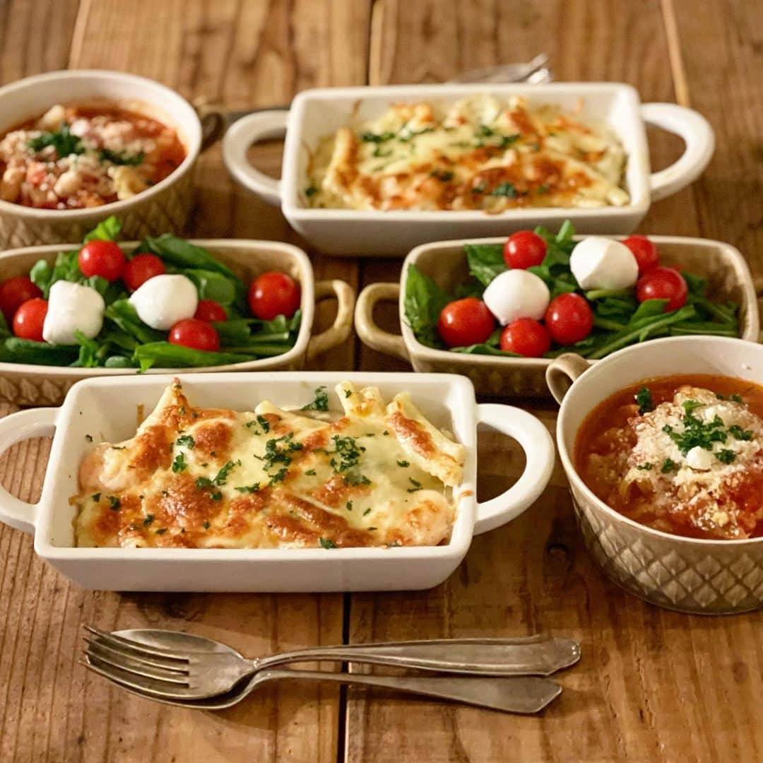 Atsukoのインスタグラム：「今日の晩ご飯 2021.02.15  マカロニグラタン ミネストローネ ルッコラとトマトとモッツァレラチーズのサラダ  今日は仕事だったので、冷凍してあったマカロニグラタンと家に帰ってきてから作ったミネストローネで晩ご飯。 ミネストローネとかラタトゥイユとか、トマト味Love♥️の娘につくる。 本当はロールキャベツ作ろうかと思ってキャベツ湯通ししといたんだけど。 今回はキャベツモリモリのミネストローネで。 中身はキャベツ、人参、玉ねぎ、ウインナー、大豆で。今回はじゃがいもいれないで作ったけど美味しかった✨  マカロニグラタンはチーズ乗せても乗せなくてもそのまま冷凍出来ます。私は耐熱容器ごと冷凍してます。 解凍はせず、そのままレンジで温めてトースターで焼いたら出来上がり！ 時間のある時にやってみてねー😋」