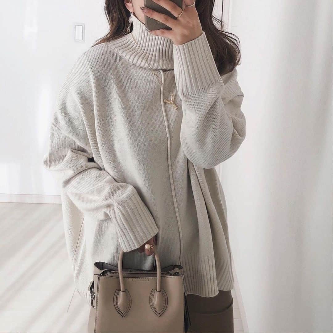 のインスタグラム：「. . . @reedit_official のニットを使ったプチプラ大人コーデ❤️ 大人コーデはベージュよりグレージュやくすみカラーがおすすめ！ . . アイテムの詳細はアカウントをチェック♡ @yuca0614 さん 素敵なコーデの紹介ありがとうございます！ . . ♡コーデ募集♡ お気に入りのコーデに #mineby3mootd #mineプチプラ部 のハッシュタグ をつけて投稿してください💕﻿ 投稿していただいた中から選ばれた投稿はMINEの記事や広告、MINE公式インスタグラムにてご紹介させてもらいます！ あなたもMINEに載れるかも😍 . . #mineby3mootd #mineプチプラ部 #プチプラコーデ #mineアイテム部 #きょコ #今日のコーデ #大人カジュアル #大人シンプルコーデ #大人シンプル #シンプルコーデ #秋冬 #秋冬コーデ #冬コーデ #春コーデ #ニット #リエディ #グレージュ」