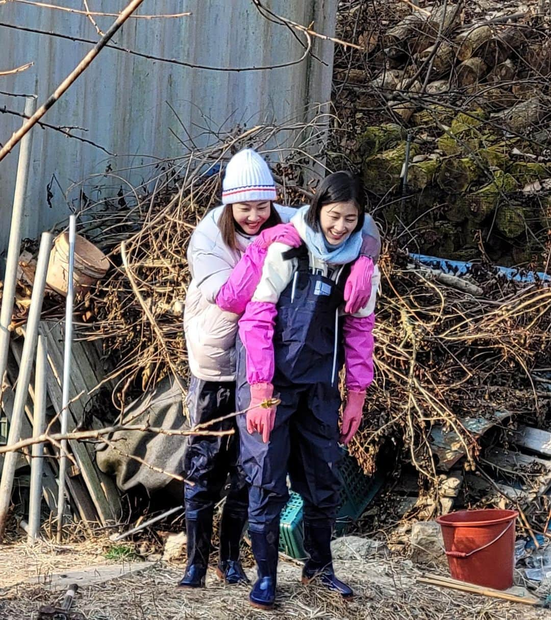 イ・ヒョニさんのインスタグラム写真 - (イ・ヒョニInstagram)「얼마전  혜진선배랑 야생에서!! 자연인 체험을 하고 왔는데 말이죠 되게 새롭고 ㅋㅋㅋ 재밌었어요🤣  잠시 후 #9시20분  #mbc #안싸우면다행이야 에서 나온다고 합니다😆 #생전처음보는그녀의모습나의모습 #자연과물아일체 #과연싸웠을까안싸웠을까 🤔」2月15日 20時55分 - lee.hyunyi