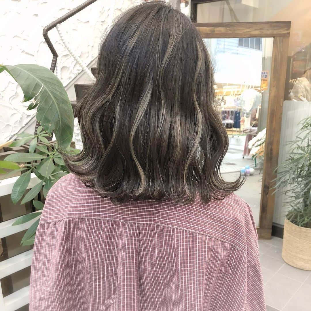 【高砂・美容師】平岡歩 ヘアアレンジ hairarrangeさんのインスタグラム写真 - (【高砂・美容師】平岡歩 ヘアアレンジ hairarrangeInstagram)「⚠️僕のハイライトはヘアアレンジをより可愛くする為に考えた入れ方になってます✨ くくっただけでもオシャレ、巻いてもオシャレ、ストレートでもオシャレ、アレンジとハイライトの組み合わせは最幸に可愛い😍  その可愛いは作れます🙆‍♀️ そしてその可愛いって感じてもらった時の幸せ〜な気分を毎朝感じながらルンルンで外出して欲しい♪次の御来店までずっと✨  【グレー系ビフォーアフター❤️ハイライトカラー✨】﻿  ・﻿ 平岡完全オリジナルのハイライトの入れ方で、ハイライト多目だけど、コントラストがしっかりでる、ハイライトの入れ方になってます✨  技術は楽しく深〜くこだわって行っております、絶対に髪を大切に扱い、全力で綺麗にさせて頂きます✨ ・  ハイライトは元々全体の髪にブリーチをしなくても良いので、フルブリーチするよりはダメージが少ないです🙆‍♀️﻿ 更に、僕はブリーチを5種使い分けて、その人の髪にあったブリーチ選定をして﻿ Wケアブリーチの効果でダメージした感じはほぼ感じさないハイライトを行なってます✨﻿ ﻿ スワイプして見てみて下さい♪﻿ ハイライトの情報も沢山載せています❗️﻿ ﻿ 画像や動画は保存して後から見返してにお使い下さい♪ ＿＿＿＿＿＿＿＿＿＿＿＿＿＿＿＿＿＿＿＿＿＿＿﻿  ﻿ ウールーでは髪を綺麗するだけではなく、シンプルに来てくれた人を幸せにしたい☺️  僕の想いは、お客様にとってWooluuwに来る事が、旅行に行く事と同等くらいの位置付けでありたいと思っています。 僕自身、旅行に行く事が凄く好きで、旅行いくぞー！ってなって、予約して、  その日まで後1ヶ月、 あと1週間 あと3日 あと1日！  って、その日が来るまでワクワク楽しみで、なんかいつもよりテンションも高くいれて、そんな気持ちをWooluuwに行く前からも感じてもらえたら、皆様が幸せでいてもらえるんじゃないかと思い、日頃から技術を磨いたり、アイデアを振り絞って頭を使ってみたりしています☺️   もちろん御来店頂いた当日も至福の時間を過ごしていただき、また次回の御来店までの活力を髪に想いを込めて送り出させていただきたいと思っています☺️  ウールーのテーマでもある、 【写真に残しておきたくなるような空間】が旅行とか楽しいこととリンクしていれば嬉しいです✨ ＿＿＿＿＿＿＿＿＿＿＿＿＿＿＿＿＿＿＿＿＿＿＿﻿ ﻿ 【共に頑張る美容師さん】﻿ 【自分に合うカラーをお探しの方】﻿ 【自分に合うカットデザインをお探しの方】﻿ 【ヘアアレンジがしたい方】﻿ ﻿ の方々向けに毎日更新しています✨﻿ フォローして応援して頂ければ嬉しい限りです😆﻿ ﻿ ⬇︎⬇︎⬇︎⬇︎⬇︎⬇︎⬇︎⬇︎⬇︎⬇︎⬇︎⬇︎⬇︎⬇︎⬇︎⬇︎⬇︎⬇︎﻿ 《@ayumi_hiraoka》﻿ ＿＿＿＿＿＿＿＿＿＿＿＿＿＿＿＿＿＿＿＿＿＿＿﻿ @wooluuw 代表　﻿ 平岡歩﻿ ﻿ ウールーは﻿ ・キッズルーム完備﻿ ・FREE Wi-Fi﻿ ・日替わりデザートサービス🍰﻿ ・豊富なドリンクサービス🥤﻿ ・オリジナルシャンプー﻿ など、ウールーでしか体験できない﻿ 想い出に残る仕掛けが沢山あります✨﻿ ﻿ ただ髪を綺麗に整えるだけでなく﻿ 私達が輝かせたいのはあなたの心です☺️ ﻿ ﻿ 【お店情報】﻿ 営業時間　10時〜20時ぐらい﻿ 料金表　インスタグラム　ハイライトに記載﻿ 住所　兵庫県姫路市二階町﻿ ﻿ 【ご予約方法】﻿ ご予約時にLINE @にて﻿ ・料金の事前提示﻿ ・所要時間の事前提示﻿ ・このカラーはどのメニュー選べばいい？﻿ などお気軽にご相談下さい🙇‍♂️ ご予約はこちらのLINEからお願いします♪﻿ LINE ID 【@ekm1861m】﻿ LINEのID検索より検索してください﻿ 最初の＠マークを忘れずに入れて下さい。 ご質問などはコメントにお願い致します！ ・﻿ ﻿#ハイライトカラー #ハイライトヘア #ブリーチカラー  #韓国ヘア #ハイライトグレージュ #ハイライトベージュ #ハイライト #外国人風ヘア  #外国人風カラー  #姫路美容室 #髪質改善」2月15日 12時03分 - ayumi_hiraoka