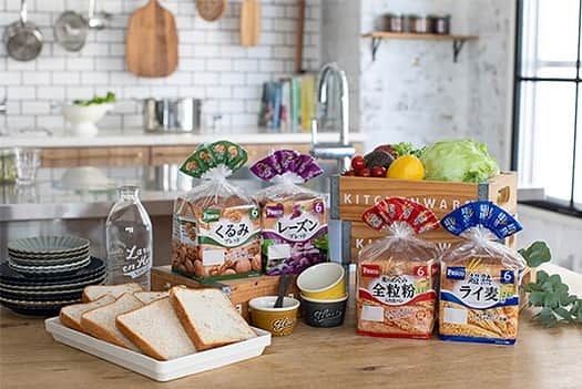 Pasco/敷島製パン株式会社のインスタグラム：「「毎日を豊かにする気持ちのいい食卓」をテーマにお届けする、Pascoの#バラエティブレッド 🍞 そのバラエティブレッドのうち、#超熟ライ麦入り と#くるみブレッド が、2月からもっとおいしく#リニューアル しました😊✨ さらに#麦のめぐみ全粒粉入り食パン と#レーズンブレッド を含む、すべてのバラエティブレッドのパッケージデザインもより華やかに一新しましたよ🍀 　 今日は改めて、それぞれのおいしさ＆特徴をご紹介したいと思います😋 　 #超熟ライ麦入り  超熟製法でつくられ、しっとりもっちりとした食感で、ほんのりとした甘みが感じられます🍞食物繊維も摂れるので、毎日の食事で健康を意識したい方にもぴったり✨ ライ麦粒のプチプチ食感がさらにアップし、食物繊維量も1枚当たり 2.2g ⇒ 2.5gになりました（６枚スライスの場合）😆 　 #くるみブレッド 山型でさっくりと歯切れがよく、ほのかな甘み。コクのある旨みと香ばしさが特徴のカリフォルニア産くるみが入っています🍀 そのままはもちろん、トーストするとくるみの香ばしさが際立って◎ パンをよりやわらかく、口どけを良くすることで、くるみの存在感もアップしました👍 　 #麦のめぐみ全粒粉入り食パン 一番の特徴はなんといってもその全粒粉の香ばしさや豊かな味わい💕 胚芽やふすまなどを含む、小麦とライ麦の粒をまるごとひいた全粒粉を使用しています。 しっとりもっちりとした食感で、食物繊維が摂れるのもうれしいポイント♪ 　 #レーズンブレッド 入っている洋酒漬けレーズンは、ぶどうを房のまま枝上で乾燥させた、甘みが強く果肉感のあるジューシーなカリフォルニア産のDOVレーズン🍇生地は−3℃でじっくりと熟成する氷温熟成(R)製法で作られているので、香りがよく、ふんわりしっとりとしています🍞 　 いつもよりちょっとだけこだわって、健康感や素材感のあるパンや食卓まわりをえらんでみませんか？ 新しいおいしさとの出会い。もっと食を楽しく、もっと豊かに🍞❤ 　 バラエティブレッドの詳細についてはプロフィール(@pasco.jp)のURLから🍞  #Pasco #パスコ #超熟 #バラエティブレッド #超熟ライ麦入り #ライ麦 #つぶつぶ #くるみブレッド #くるみパン #麦のめぐみ全粒粉入り食パン #全粒粉食パン #レーズンブレッド  #レーズン #レーズンパン #リニューアル #素材感のあるパン #パンのある暮らし #ちょっとしたこだわり #バラブレのある生活 　 \バラエティブレッドも対象商品の「選んで楽しい！春のプレゼント」キャンペーン実施中/ https://www.pasconet.co.jp/campaign_2021spring/」