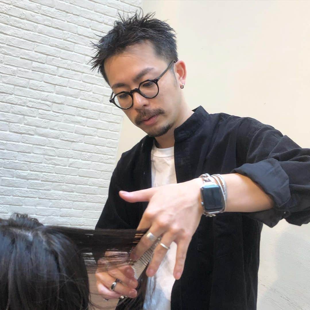 江畠大地のインスタグラム：「九州からでてきて早10年😂 ＊ スタイリストになってからも日々勉強してます（アシスタントの頃はカラー得意でもなんでもありませんでした笑】✂️ ＊ ２枚目はMAKE'S２年目くらいかしら、、（閲覧注意） ＊  #ブリーチ無し じゃないですが、ケアブリーチでしっかりダメージカットしてるのでご希望に近い仕上がりに🔥🔥  ＊ 透明感カラー・デザインカラーは僕にお任せ下さい🥰日本人の地毛は赤味や黄味で出来ている事が多いので、普通にカラーをしても思い通りになりにくい事があります🥺そこで研究を重ねたオリジナルの配合で柔らかいお悩みを解消できるカラーにする事が出来ました💪🏻💪🏻 ＊ ＊ ・赤味や黄味が気になる ・透けるような透明感を出したい ・ダメージを抑えたカラーがしたい ・自分にあうカラーが分からない ・ONOFFで楽しめるカラーがしたい ・頭皮にも優しいカラーがしたい ＊ ＊ こんな悩みのある方は是非一度僕にお任せください🙇‍♂️🙇‍♂️ しっかりとカウンセリングした後に施術させて頂きます🙌🏻 ＊ ＊ #表参道美容室 #ショートヘア #ショートボブ　#ボブ #ミディアムヘア #ロングヘア #レイヤーカット #透明感カラー #ハイライト #アディクシーカラー #暗髪 #パーマ #前髪パーマ #ショートパーマ #ストレートパーマ #縮毛矯正 #トリートメント #髪質改善  #oggiotto #tokio #ヘッドスパ #ヘアアレンジ  #ナチュラルメイク #大人カジュアル #表参道ランチ #auralee #comoli #インナーカラー」