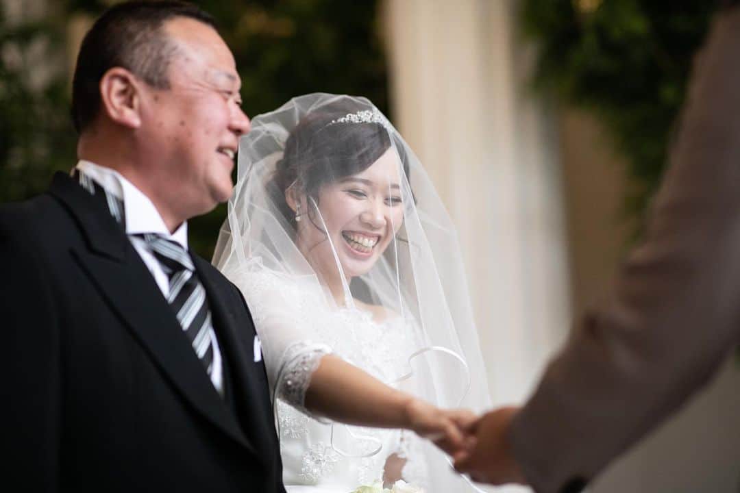 富山結婚式 ヴィラグランディス富山さんのインスタグラム写真 - (富山結婚式 ヴィラグランディス富山Instagram)「, ,  #挙式  , お父様から新郎様へ 新婦様の手をバトンタッチするシーン , かけがえのない大切な存在だからこそ 嬉しい気持ちも寂しい気持ちも感じるのは新郎新婦だけじゃない , ずっと見守ってきたお父様だから誰よりもふたりの幸せを願っているはず , #ヴィラグランディス富山  他の写真も気になる方はプロフィールから 公式HPをご覧下さい▶︎▶︎▶︎」2月15日 11時56分 - villagrandis_toyama
