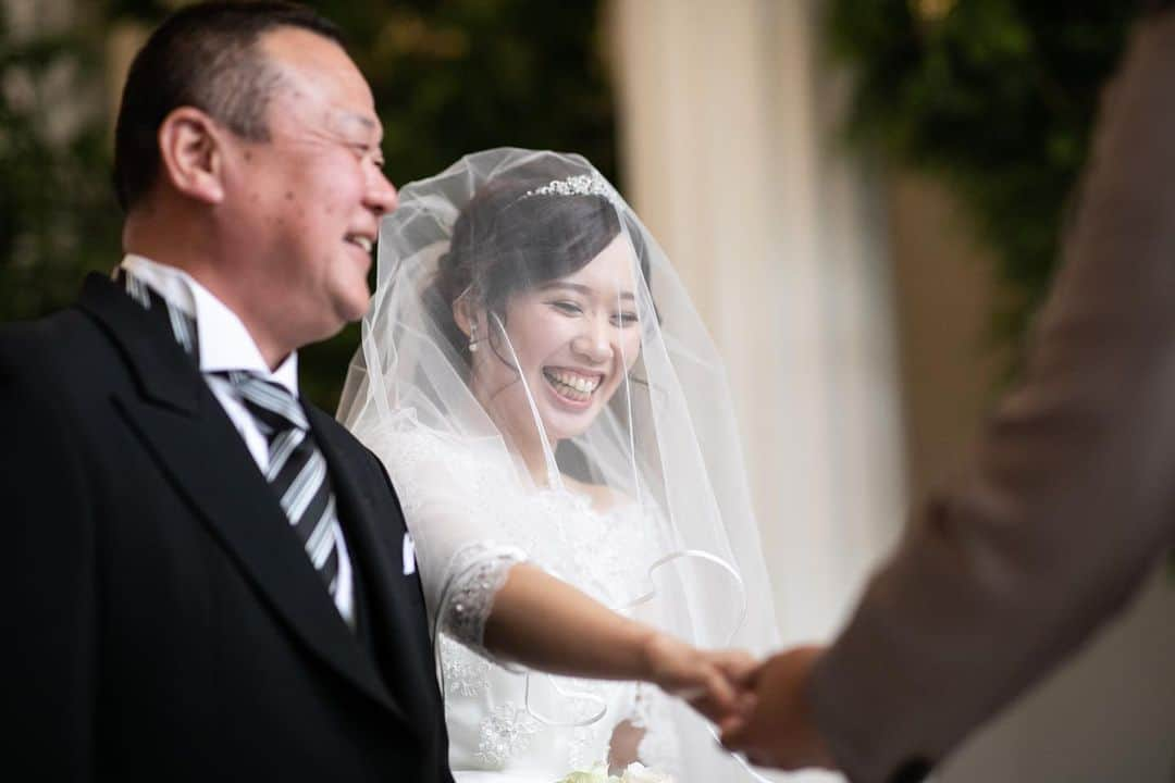 富山結婚式 ヴィラグランディス富山のインスタグラム：「, ,  #挙式  , お父様から新郎様へ 新婦様の手をバトンタッチするシーン , かけがえのない大切な存在だからこそ 嬉しい気持ちも寂しい気持ちも感じるのは新郎新婦だけじゃない , ずっと見守ってきたお父様だから誰よりもふたりの幸せを願っているはず , #ヴィラグランディス富山  他の写真も気になる方はプロフィールから 公式HPをご覧下さい▶︎▶︎▶︎」