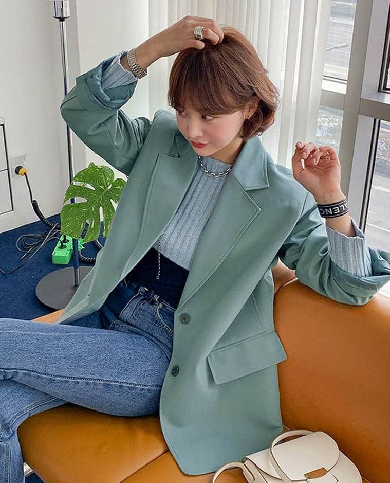 のインスタグラム：「🆕本日の新作5%OFF🆕  大人ぽいムードを演出できる シンプルでモダンなスタイルのジャケット💙🖤 カジュアルにも通勤コーデにも女性らしくも！ どんなコーデにも使えるとっておきの１枚です(⑅•ᴗ•⑅)  詳細はサイトでチェックしてください💡  #イムブリー#IMVELY#ワンピース#大人カジュアル#大人可愛い#ootd#デイリー #カジュアルコーデ」