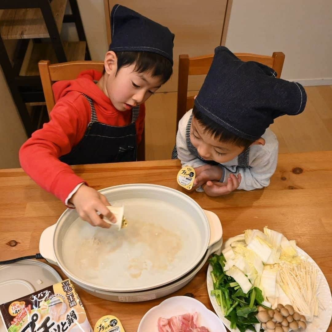 エバラ食品さんのインスタグラム写真 - (エバラ食品Instagram)「【みなさんの、こころ、はずむ、手作りごはん。】 エバラ食品公式Instagramでは、みなさまの「こころ、はずむ、手作りごはん」写真を募集中です♪ . 今日は、たくさんのご投稿の中から@salad626さまのお写真をご紹介します！ お子様たちが豆乳ごま鍋を作っているところをパシャリ！「プチッとする人～？」と呼んだところ、2人ともすぐに来たそうです＾＾ . 2月も栄養満点のお鍋を食べて、元気に過ごしてくださいね♪こころ、はずむ、お写真とエピソードありがとうございました(*^_^*) . エバラ食品公式Instagramアカウント（@ebarafoods）ではエバラ商品を使った料理写真や調理中の写真、食卓を囲んでいる写真などを大募集しています。Instagramにて「 #エバラこころはずむ手作りごはん 」とハッシュタグをつけて写真を投稿してください。ユニークな作品はエバラ食品の公式SNSで紹介させていただきます(*^_^*) . . エバラ食品公式Instagramのアカウントフォローは、こちらからどうぞ⇒ @ebarafoods . #エバラ食品 #おうちごはん #手作りごはん #鍋 #プチッと鍋 #豆乳ごま鍋」2月15日 12時00分 - ebarafoods