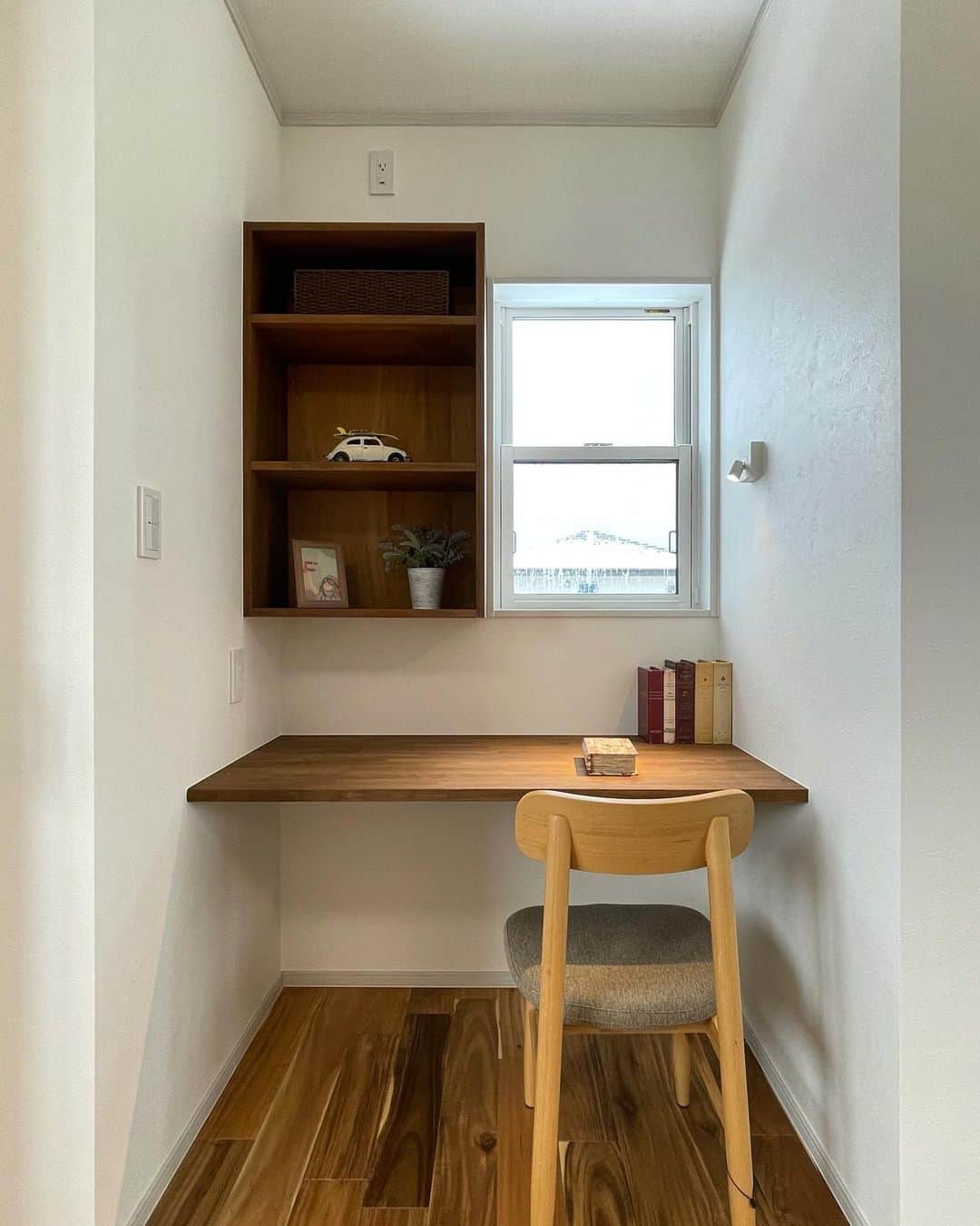 chaleurhomeのインスタグラム：「子供部屋には造り付けの デスクと本棚📚  使い勝手のいい シンプルなデザインが人気です🪴  ************  ほかのお家の施工例を HPでもご紹介しています⭐️ 是非、覗いてみてください♩ HPへはトップページ(@chaleurhome0716 )からどうぞ☕️  資料のご請求、または来場予約もHPから受付中です🐿  -------------------------------------- 電話0120-700-303（水曜は定休） --------------------------------------- 資料請求はこちらから @chaleurhomeotoiawase ---------------------------------------  #子供部屋#造作机#子供机#造作#造作棚#こどものいる暮らし#勉強机#本棚#かわいい家#お洒落な家#家づくり記録#暮らしを楽しむ#自然素材#自然素材の家#注文住宅#マイホーム#プロヴァンス#南仏風#シャルールホーム#chaleurhome#注文住宅#富山#滑川#富山家づくり#instahouse」