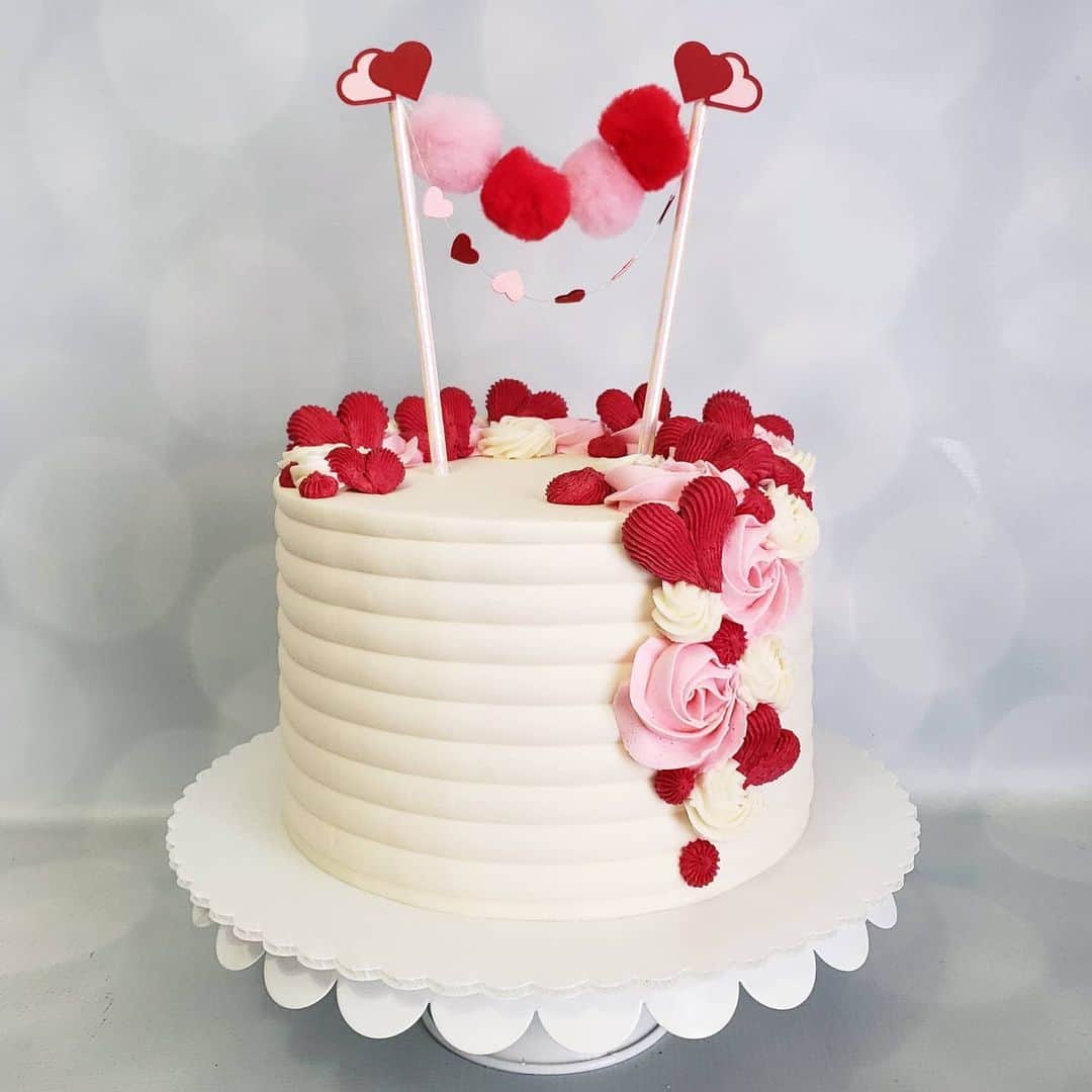 Honey Bee Cakesのインスタグラム：「❤❤❤ Topper by @_paperprettiesbyili_」