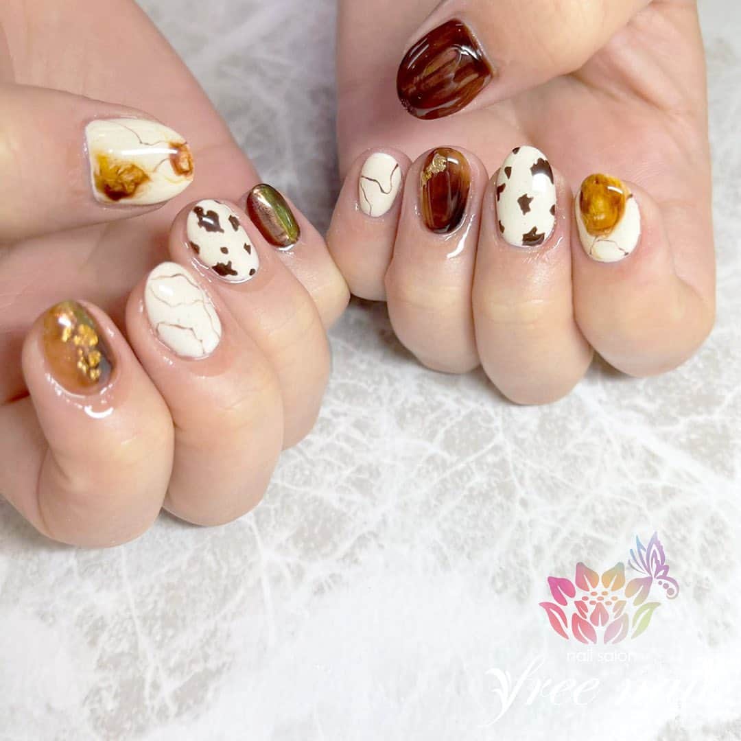 free nail フリーネイルのインスタグラム：「. お客様ネイル💅🏻⛄️ . 牛柄ブラウンネイル🐮🤎✨ . 大人可愛いショートネイル✨ . ご来店ありがとうございました🙇🏻‍♀️🙇🏻‍♀️🙇🏻‍♀️💗 . #ネイルアート #ジェルネイル #ネイルサロン #大阪ネイルサロン #ネイルデザイン #ネイルチェンジ #牛柄ネイル #べっ甲ネイル #ニュアンスネイル #大理石ネイル #ブラウンネイル #ホワイトネイル #デザインネイル #トレンドネイル #大人ネイル #おしゃれネイル #ショートネイル #冬ネイル #winternails #nailsart #nailsdid #美甲 #日式美甲 #日式美甲胶 #日本美甲师 #日本美甲老师 #美甲上课 #日本胶 #フリーネイル #freenail」