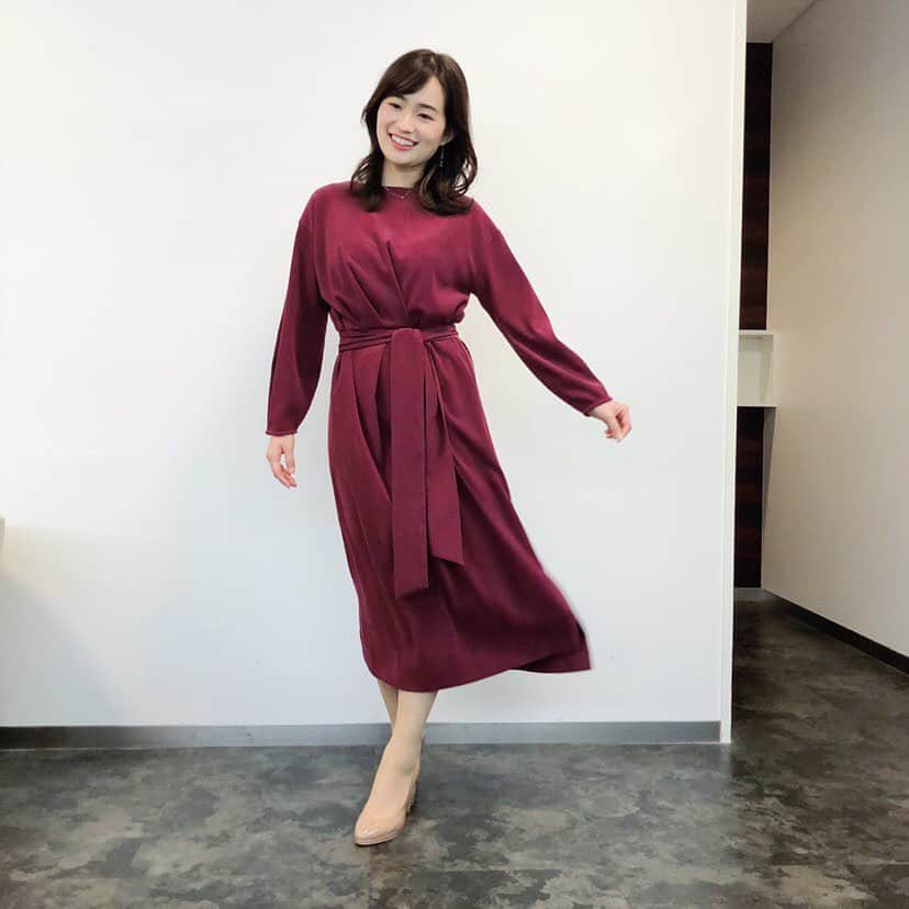 TBS「あさチャン！」のインスタグラム：「Today's しのりな Fashion🌿 ・ スタイリストさんからのポイント💁🏻‍♀️🎶 アシンメトリーに入った ウエストのタックデザインがポイントのワンピース☺️ 縦長なシルエットはシャープに見え、 ベルトのウエストマークで バランス良く着こなせます✨ ベルトを巻く時はあえてリボン結びにはせずに、 そのまま垂らしておく事で、大人っぽくなりますよ🌹 ・ ワンピース→TONAL ・ 週の最初の月曜日、あいにくの雨ですね☔️ 外も暗くてどんよりですが、 週の初め元気にいきましょー😆！ 今週もあさチャンよろしくお願いします🤗 ・ ・ #tbs #あさチャン #アナウンサー #篠原梨菜 #しのりな #しのりなコーデ」