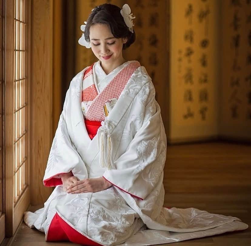 juno_jinjakonのインスタグラム：「#juno和装コーディネート 緞子に薬玉紋や藤が大胆に刺繍された白無垢。﻿ 光沢のある地と刺繍の立体感、清らかな白と比翼の赤が美しいコントラストを成し、清楚ながら華やぎを持ち合わせた初々しい一着です。﻿ 🌿 - infomation ! JUNO神社婚×レストランひらまつ Special Fair-🕊  ◻︎福岡有数の有名神社を神社プランナーが現地にてご案内  ◻︎ 神社婚プランナーによるプランや準備期間のこと、スケジュールなどのご案内  ◻︎ JUNOの和装ご試着体験  ◻︎ レストランひらまつにてご試食 . . 神社挙式について、深くイメージしていただけるスペシャルなフェアです◎  フェアご参加特典もございます。  神社挙式や家族婚を検討している方、 時期や結婚式のスタイル、人数... まだお決まりでない方も、安心してご参加ください。 神社婚プランナーが、ひとつひとつ丁寧にご案内いたします。  日時 2021年2月20・21日  時間 10:00　2組 13:00　2組 ※1日　4組限定  ご予約は @juno_jinjakon  TOP予約ページ もしくはお電話（０１２０－７９１－２５９） にてお待ちしております。  *﻿﻿ #juno和装コーディネート #神社挙式　#junowedding  #レストランひらまつ #家族婚　#結婚式アイデア #福岡花嫁#和婚#神社式 #綿帽子 #福岡神社　#福岡結婚式　#フォトウェディング　 #白無垢 #和装フォト#和装前撮り #和婚 #japanesewedding #福岡プレ花嫁 #プレ花嫁 #大人花嫁#日本の結婚式#少人数結婚式  ﻿」