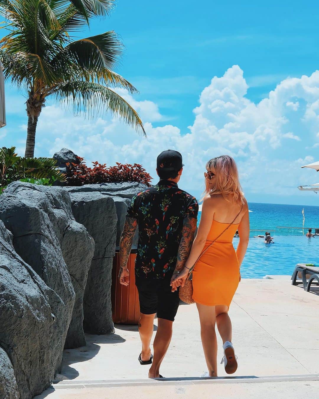 ニック・マーティンのインスタグラム：「My forever valentine @mrsjennamartin ❤️ Immensely fortunate every day of my life to be by your side 👫 This was taken a few years ago on a trip to Mexico & I can’t wait to experience more of the world together.」