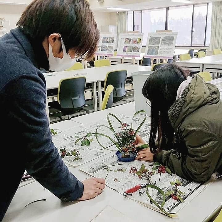 日本工学院さんのインスタグラム写真 - (日本工学院Instagram)「土木・造園科の学生が、生花を制作した時の様子です❗ 校内の植樹「ヒイラギ」の葉をすこしだけ剪定して、紺色の鉢皿に小さめの剣山を入れて制作しました✾ . . 「#日本工学院」をチェック！！ 学生が投稿したリアルな日常風景を見ることができますよ！ . . #nihonkogakuin #専門学校 #日本工学院八王子専門学校 #日本工学院専門学校 #教職員投稿写真 #土木造園科 #若きつくりびと #土木スタグラム #土木 #土木業 #造園 #造園業 #園芸 #ドボ女 #ドボジョ  #現場男子 #現場女子 #生花 #生け花のある暮らし #生け花アレンジ #生け花教室」2月15日 12時06分 - nihonkogakuin