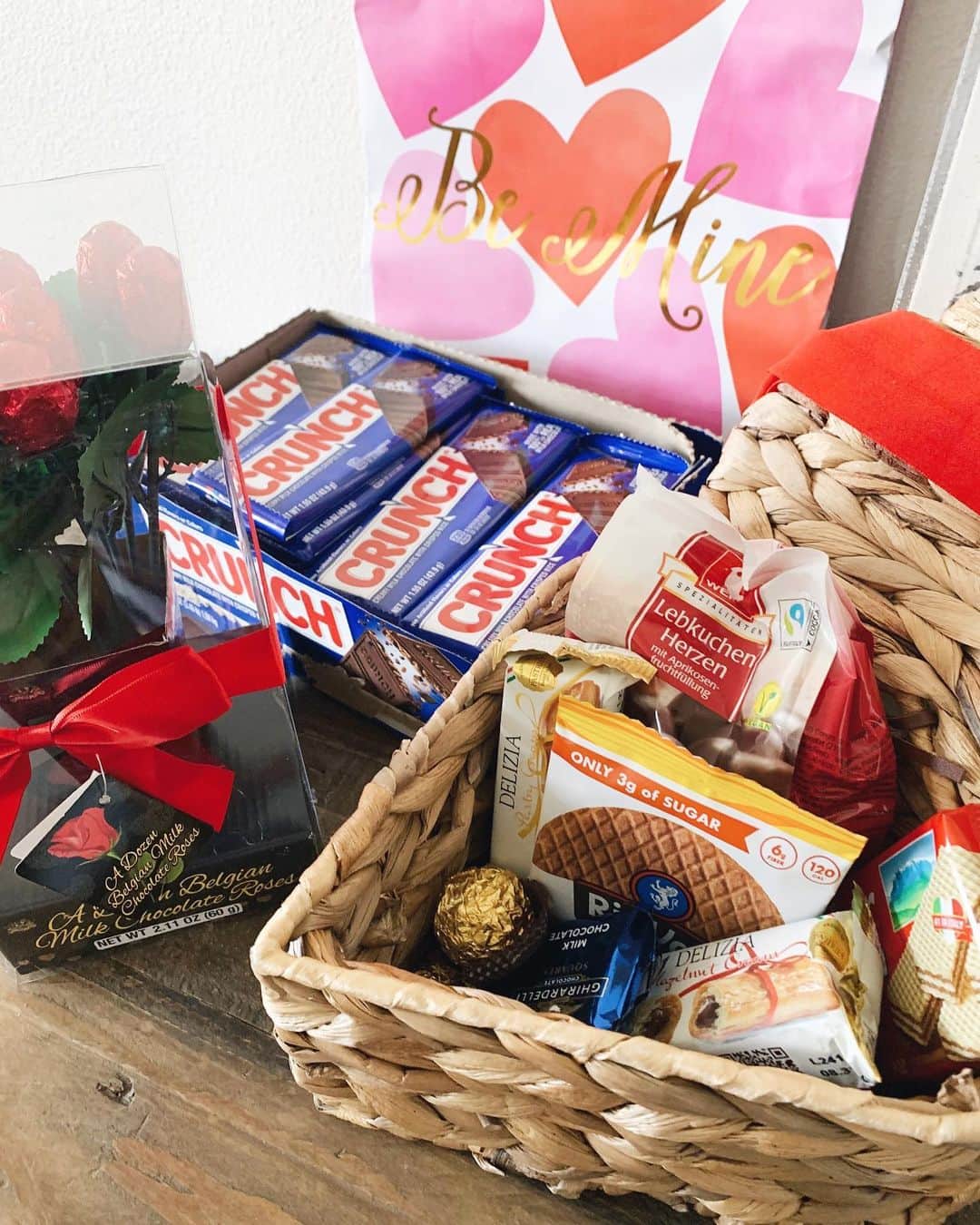 高木りなさんのインスタグラム写真 - (高木りなInstagram)「#HappyValentineDay ❤️💗❤️ とーちゃんからamazonで大量のチョコレートが届きました。ありがとう❤️ アメリカでは男性から女性へプレゼントを贈ることが多いんですよ☺️ #でもとーちゃん贈り過ぎ #特にクランチチョコの量な #私のチョコは届いたかいな?  남편한테 아마존에서 엄청난 양의 초콜릿이 배달왔다!  고마워!! #크런치쵸코의양이어마어마... . . . #valentines #love #chocolate #losangeles #バレンタイン #バレンタインデー #ロサンゼルス #발렌타인데이 #엘에이」2月15日 12時06分 - rinasvoyage