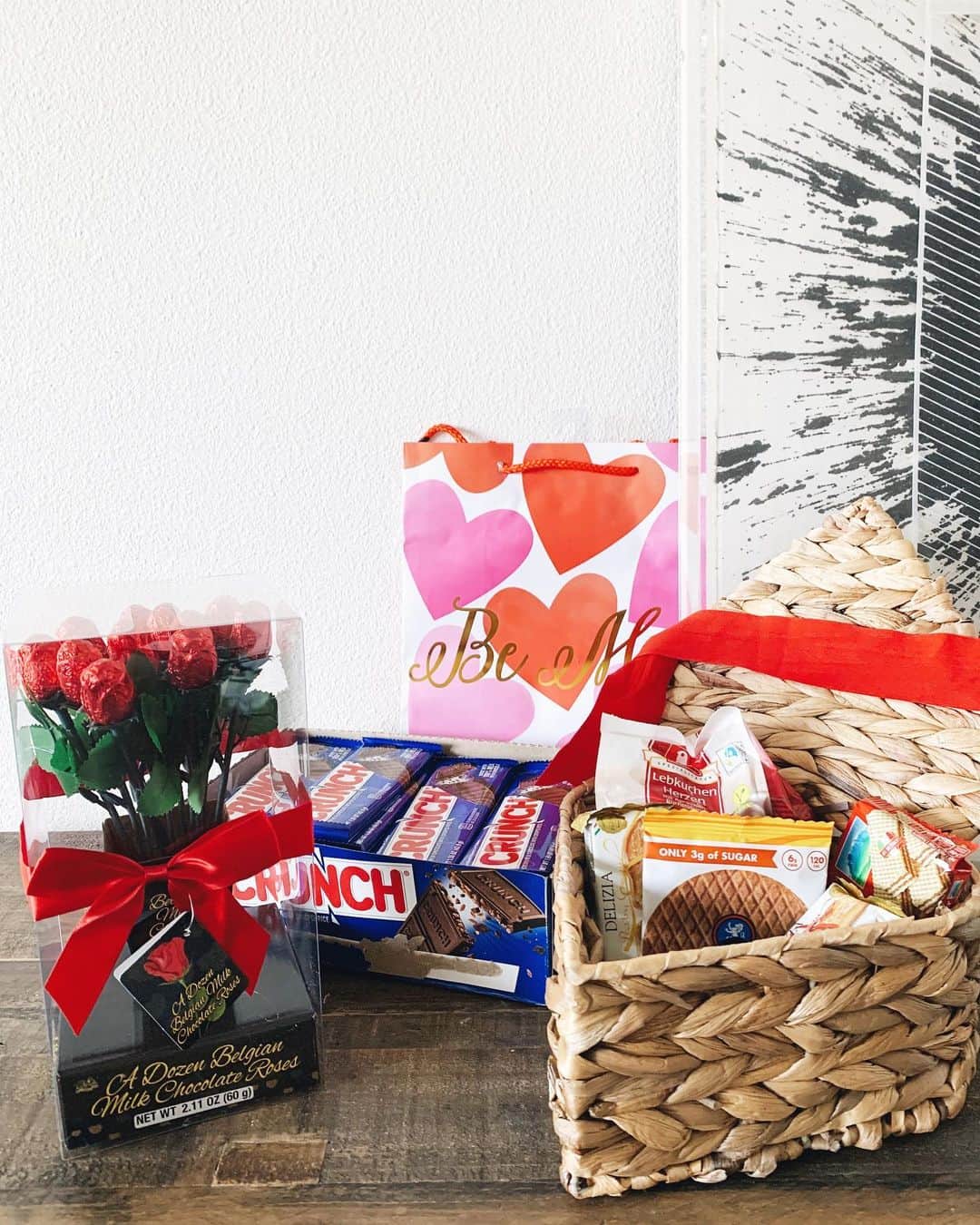高木りなさんのインスタグラム写真 - (高木りなInstagram)「#HappyValentineDay ❤️💗❤️ とーちゃんからamazonで大量のチョコレートが届きました。ありがとう❤️ アメリカでは男性から女性へプレゼントを贈ることが多いんですよ☺️ #でもとーちゃん贈り過ぎ #特にクランチチョコの量な #私のチョコは届いたかいな?  남편한테 아마존에서 엄청난 양의 초콜릿이 배달왔다!  고마워!! #크런치쵸코의양이어마어마... . . . #valentines #love #chocolate #losangeles #バレンタイン #バレンタインデー #ロサンゼルス #발렌타인데이 #엘에이」2月15日 12時06分 - rinasvoyage
