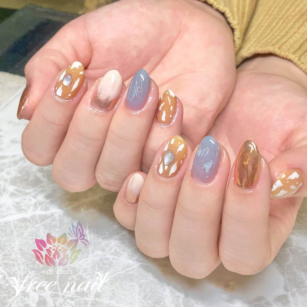 ネイルアーティストRYさんのインスタグラム写真 - (ネイルアーティストRYInstagram)「. そっと牛柄ネイル💅🏻🐄✨ . 気付けば牛🐮🌼 . #ネイリスト #ネイルアーティスト #ネイルアート #ネイルチェンジ #ネイルサロン #大阪ネイルサロン #ネイルスクール #ネイル動画 #ジェルネイル #ネイルデザイン #牛柄ネイル #牛ネイル #ミラーネイル #ニュアンスネイル #ベージュネイル #ブルーネイル #デザインネイル #トレンドネイル #おしゃれネイル #シンプルネイル #大人ネイル #冬ネイル #winternails #美甲 #日式美甲 #日式美甲胶 #日本美甲师 #日本美甲老师 #美甲上课 #日本胶」2月15日 12時07分 - nail_artist_rm