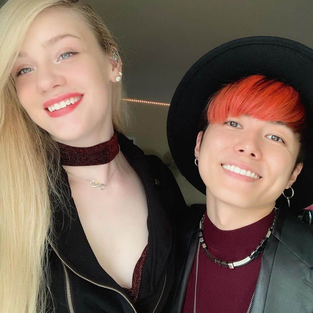RYOGA -XTRAP-のインスタグラム：「Happy Valentine’s Day @_shaype_ 💐 This picture is last valentine btw. I wish we could spend lovely time together this year too...But almost there✊  She gave me nice cinnamon role for Valentine’s Day because I told her cinnamon just gives me happy feeling😆But that made me happy more than cinnamon,also her existence always gives me happy feelings even without cinnamon. But better with cinnamon ☺️」