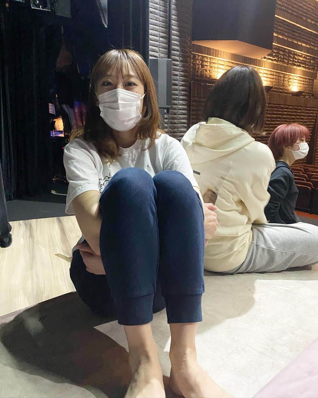 宮島小百合のインスタグラム：「舞台裏〜👮🏻💠🐣🍑  #オフショット  #キ上ピーチ」