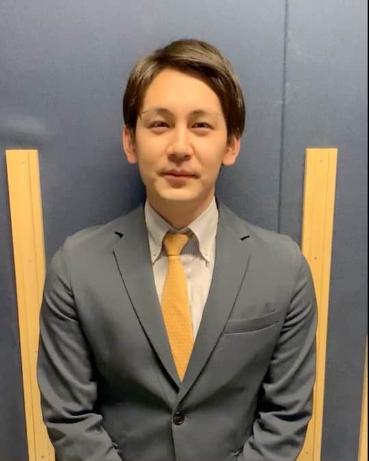 フジテレビアナウンサーのインスタグラム：「. 【おうち応援プロジェクト】「デジタル紙芝居」 毎週月曜日はメイキングや作品にまつわるコメントを投稿しています。 今週は大村晟アナ☺️からのメッセージです✨  作品は👇 第６回　「手袋を買いに」　新美南吉 読み手：川野良子・大村晟・永島優美・新美有加 読み順：始め～永島優美 　　　　03:31～大村晟 　　　　07:46～新美有加 　　　　11 48～川野良子 挿絵：杉山宏樹（フジテレビ美術制作局））  YouTubeでも配信中 →『フジテレビ　デジタル紙芝居』で検索してください☺️ ぬりえや台本はフジテレビCSRのHPでダウンロードできます🎨 →『フジテレビ　おうち応援プロジェクト』で検索してみてください☺️  デジタル紙芝居〈これまでの5作品〉は… ☺︎IGTV動画 ☺︎ストーリーのアーカイブ いずれの方法からもご覧いただけます☺️  #フジテレビアナウンサー #川野良子 #大村晟 #永島優美 @yuumi_nagashima #新美有加 @yuka_niimi.49  #デジタル紙芝居 #手袋を買いに #新美南吉 #読み聞かせ #国語 #音読 #低学年 #Kamishibai #kenjimiyazawa #japanesestorytelling #storyforkids #beautifulcolors #onlinebookreading #homelearning」