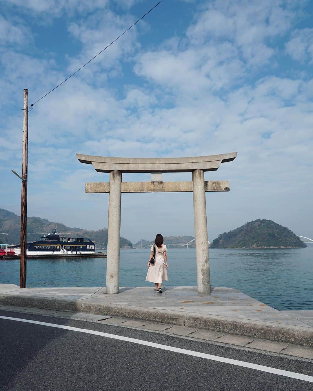 のインスタグラム：「景色も歴史も楽しめる！ 船とバスでめぐる瀬戸内の島々 「ONELINE瀬戸内しまたびTRIP」 Mitarai Hiroshima prefecture  左手奥に見えるシースピカに乗船し、 歴史情緒あふれる江戸時代の港町、 御手洗にやって来ました。  #ONLINE瀬戸内しまたびTRIP #しまたび #クルーズ #PR #御手洗 #広島県　#Hiroshima」