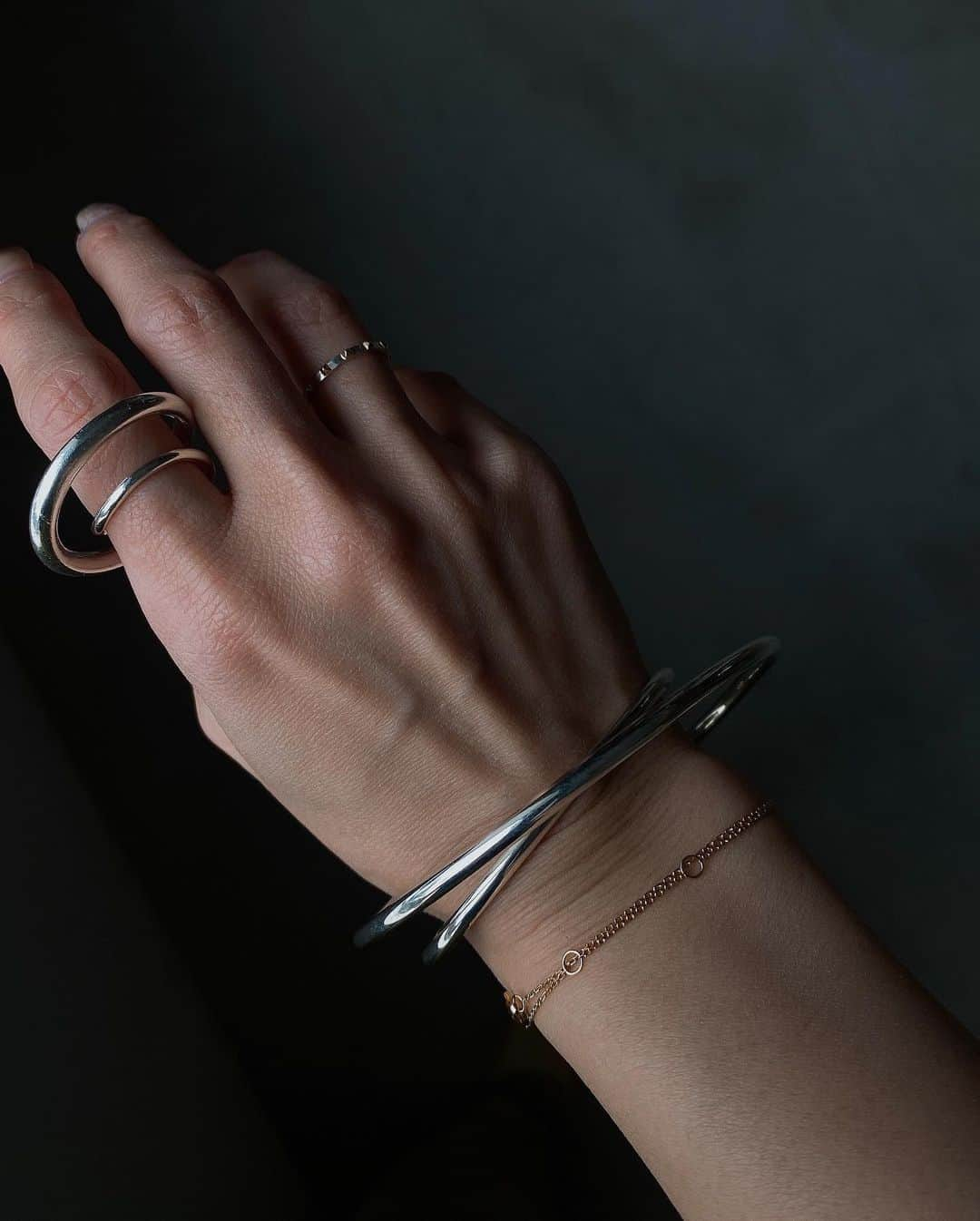 黒石奈央子さんのインスタグラム写真 - (黒石奈央子Instagram)「em collection . . bracelet ¥36000 . . ぐるぐるに見える二連ブレス☺️  @ameri_shinjuku @amerivintage @ameri_daikanyama @ameri.shinsaibashi  @ameri_omotesando #ameri#amerivintage #fashion #vintagefashion #coordinate#ootd#outfit#osanposnap #705_outfit #大人ファッション #大人コーディネート #大人スタイル #modestyle #modefashion#modecasual」2月15日 12時21分 - blackstone705