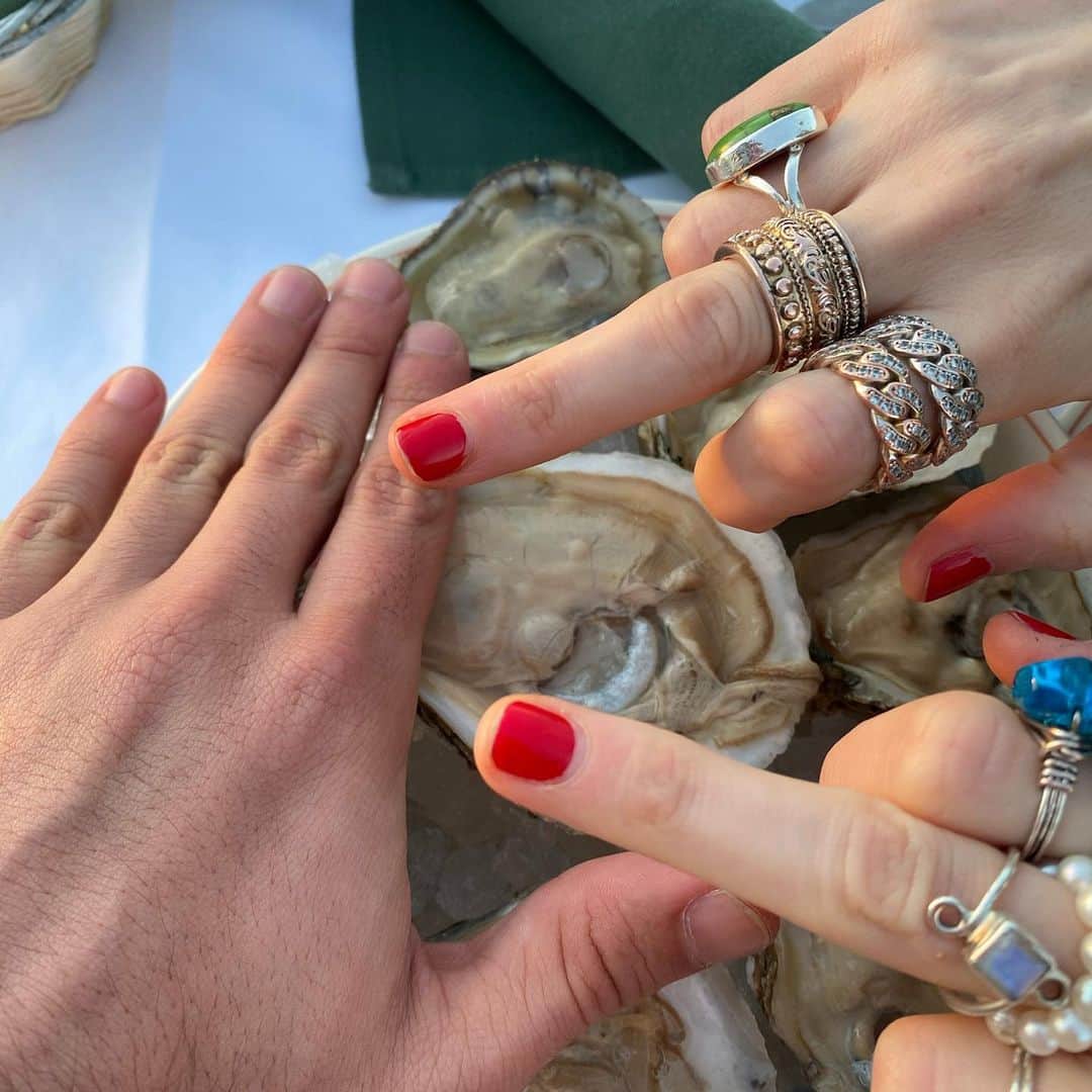 タイラー・ポジーさんのインスタグラム写真 - (タイラー・ポジーInstagram)「Valentine’s massive oyster. Hand and middle fingers for scale」2月15日 12時22分 - tylerposey58