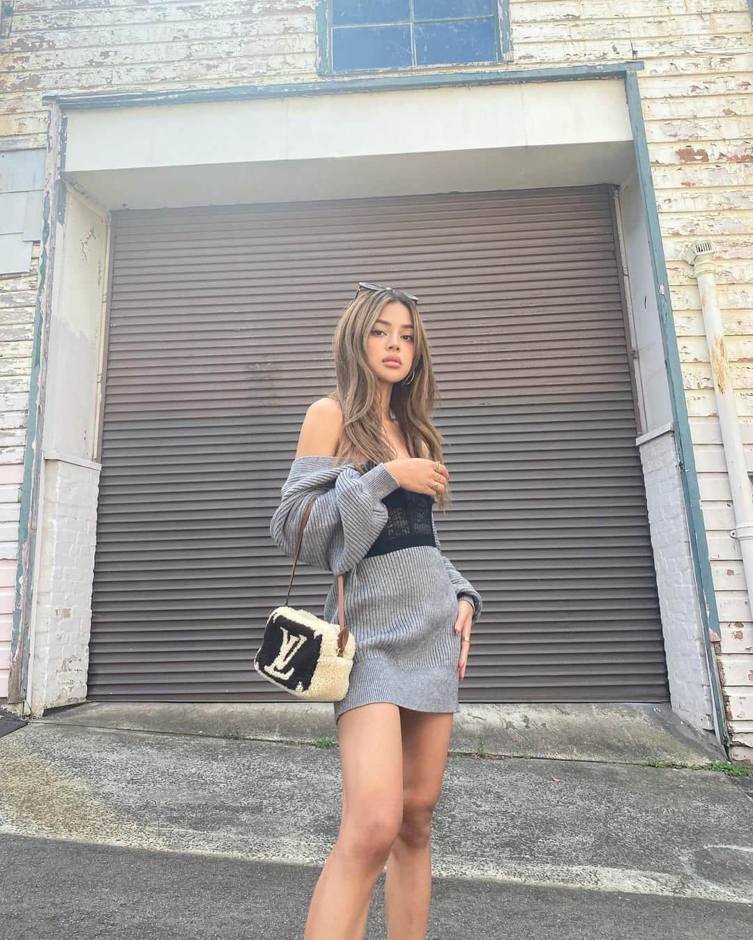 リリーマイマックのインスタグラム：「Is it weird that I’m self conscious of my cheeks so I don’t usually smile in photos 😖 @majorelle_collection @revolve」
