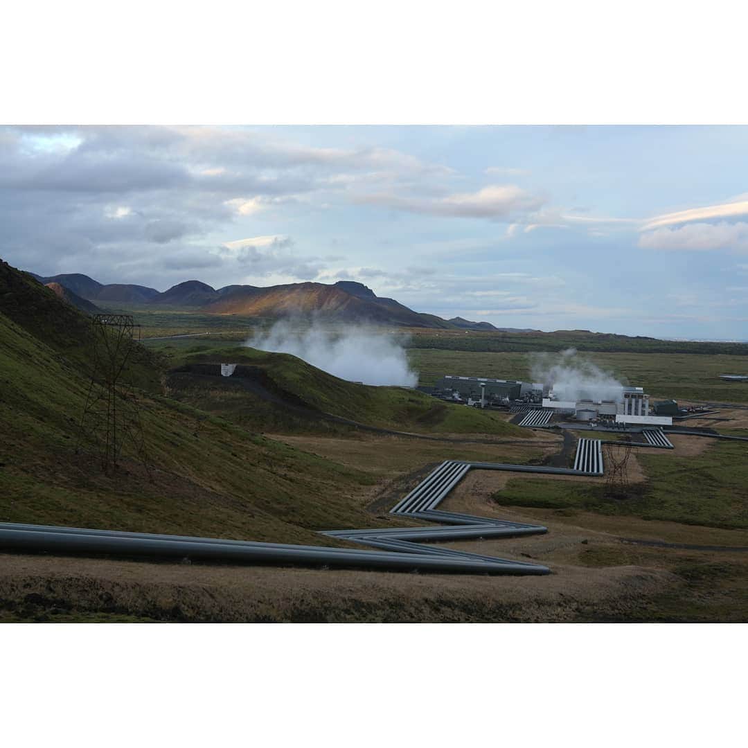 テレビ朝日「世界の街道をゆく」さんのインスタグラム写真 - (テレビ朝日「世界の街道をゆく」Instagram)「北国アイスランドの夜明け。巨大な送電線に沿って道が続いていました。ようやく明け始めた空のもと、大地に敷かれたパイプに囲まれる施設を目にします。すると、たなびく水蒸気に包まれてヘトリスヘイジ地熱発電所が姿を現しました。電力のおよそ3割を地熱で賄うというこの国の、最大級の規模を誇る発電所です。 案内の女性の説明では、地下から湧き上がる水蒸気の圧力でタービンをまわし、電力を生み出すのだといいます。さらに、発電の際に発生する熱で温められた地下水は各家庭に送られ、排水は地下に戻し、再び地熱で熱し発電のエネルギーとして使われるのです。この持続可能な循環こそが、地熱発電の特徴だと女性が胸を張りました。 火山の国、アイスランド。地熱発電は、大自然と協調しながら未来へと向かう人々の原動力なのです。  #世界の街道をゆく #キヤノン #テレビ朝日 #坂東巳之助 #canon 写真　#狩野喜彦 #大自然と人が息づく北国の道 #アイスランド #ヘトリスヘイジ地熱発電所 #ICELAND #republicoficeland #LýðveldiÍsland #Hellisheiðarvirkjun」2月15日 12時23分 - tvasahi_kaidou