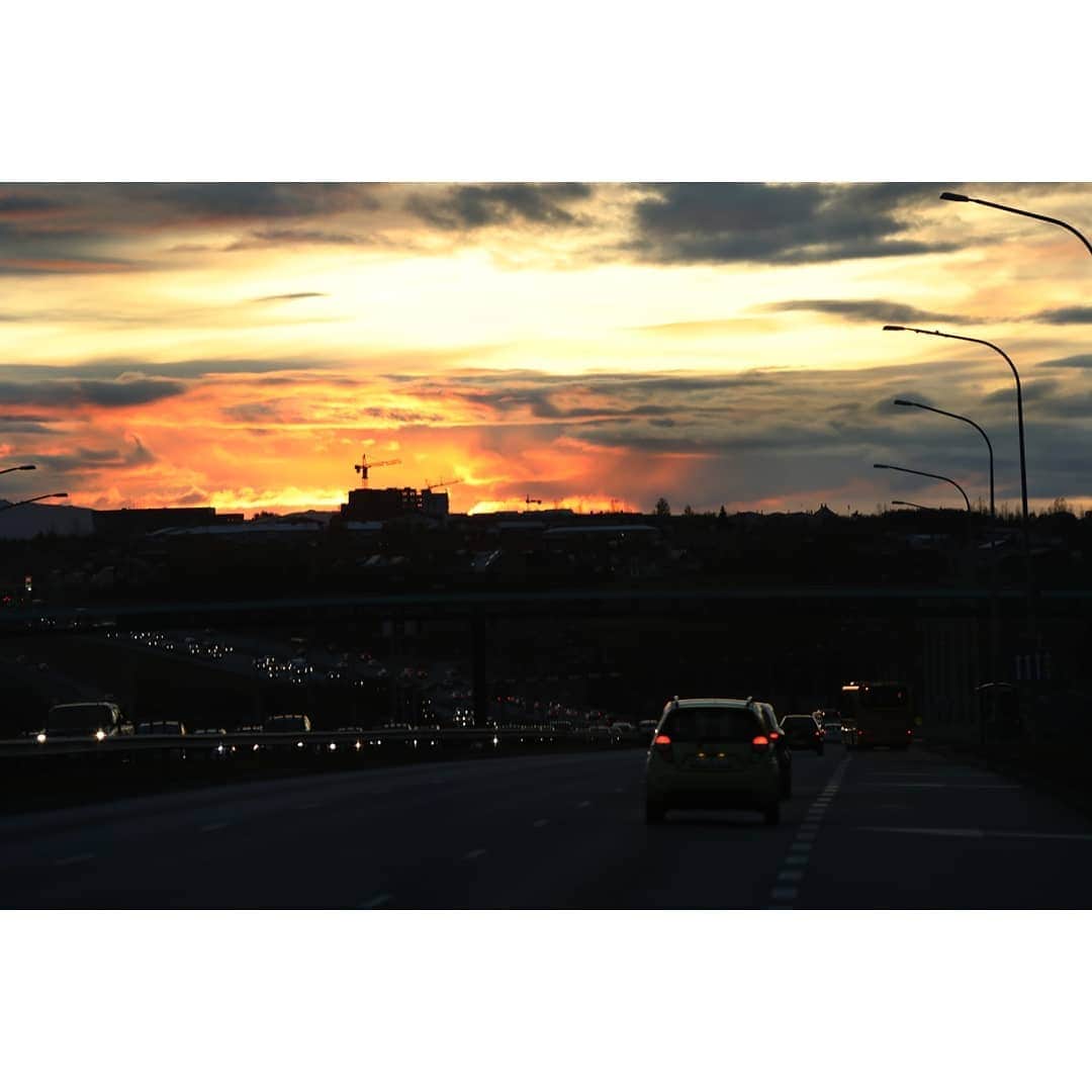 テレビ朝日「世界の街道をゆく」さんのインスタグラム写真 - (テレビ朝日「世界の街道をゆく」Instagram)「北国アイスランドの夜明け。巨大な送電線に沿って道が続いていました。ようやく明け始めた空のもと、大地に敷かれたパイプに囲まれる施設を目にします。すると、たなびく水蒸気に包まれてヘトリスヘイジ地熱発電所が姿を現しました。電力のおよそ3割を地熱で賄うというこの国の、最大級の規模を誇る発電所です。 案内の女性の説明では、地下から湧き上がる水蒸気の圧力でタービンをまわし、電力を生み出すのだといいます。さらに、発電の際に発生する熱で温められた地下水は各家庭に送られ、排水は地下に戻し、再び地熱で熱し発電のエネルギーとして使われるのです。この持続可能な循環こそが、地熱発電の特徴だと女性が胸を張りました。 火山の国、アイスランド。地熱発電は、大自然と協調しながら未来へと向かう人々の原動力なのです。  #世界の街道をゆく #キヤノン #テレビ朝日 #坂東巳之助 #canon 写真　#狩野喜彦 #大自然と人が息づく北国の道 #アイスランド #ヘトリスヘイジ地熱発電所 #ICELAND #republicoficeland #LýðveldiÍsland #Hellisheiðarvirkjun」2月15日 12時23分 - tvasahi_kaidou